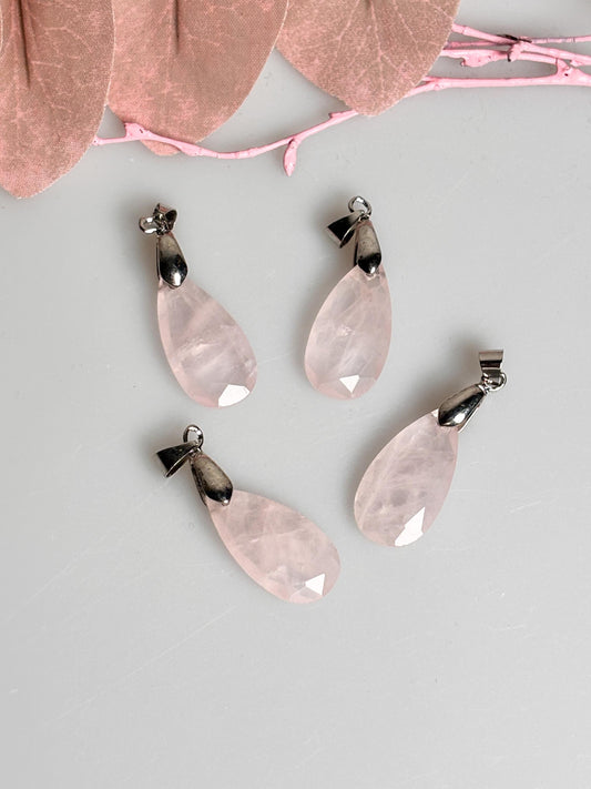 Facettierter Rosenquarz Kettenanhänger  Tropfenform, zartes Rosa, eleganter Edelstein Anhänger