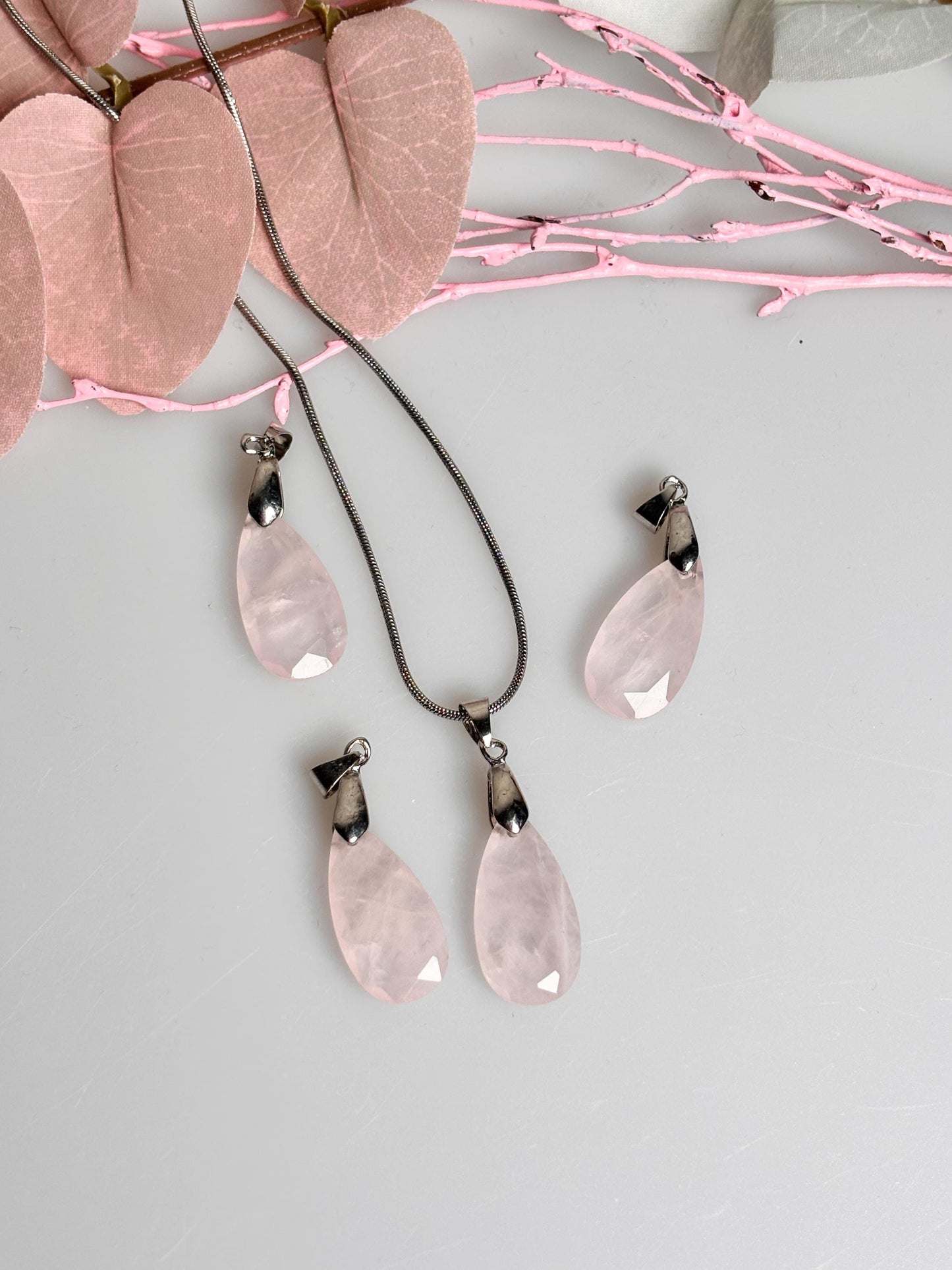 Facettierter Rosenquarz Kettenanhänger Tropfenform, zartes Rosa, eleganter Edelstein Anhänger