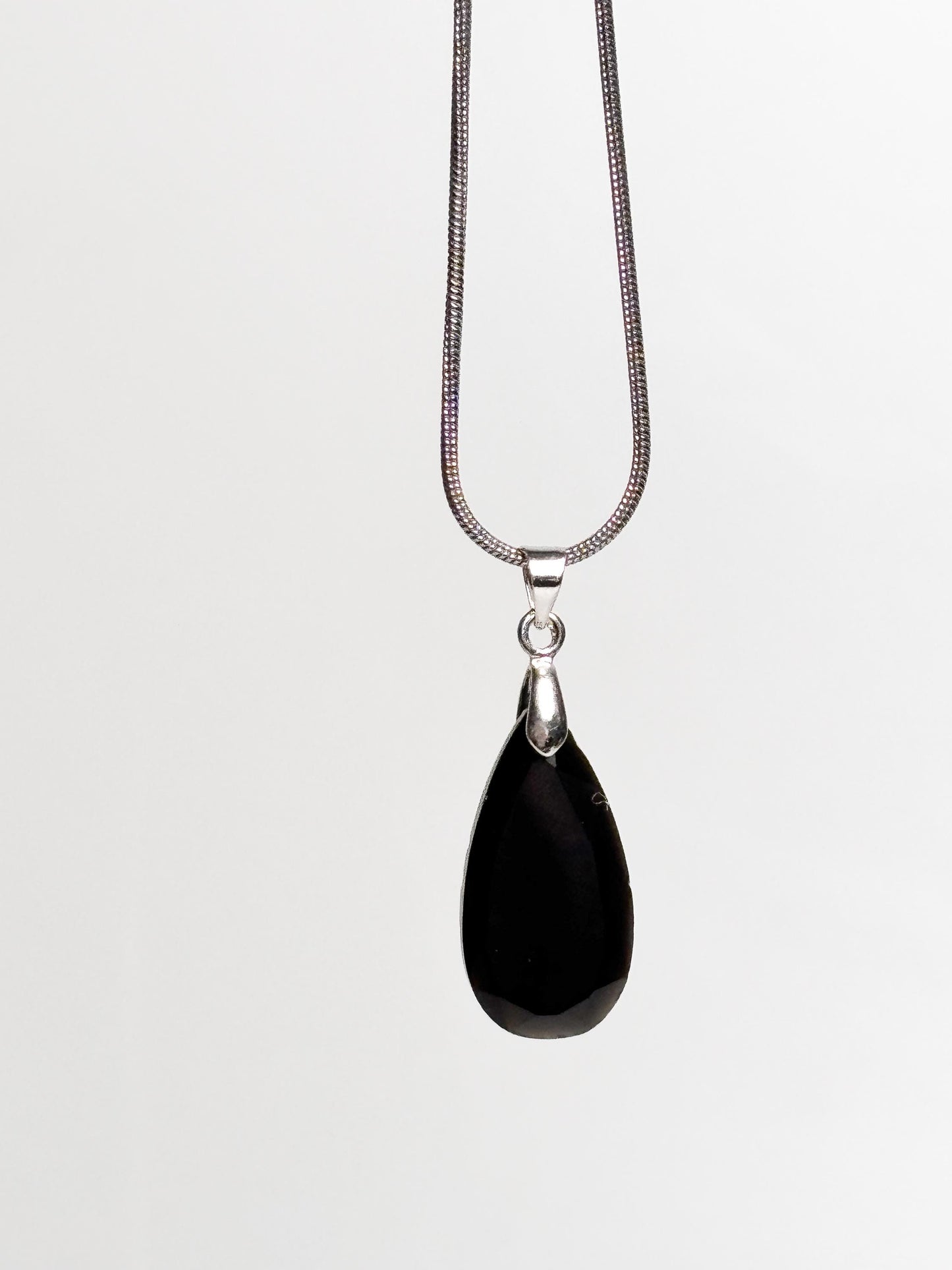 Facettierter Obsidian Kettenanhänger Tropfenform, 2,4x1,3 cm | Schutzstein, Edelstein Schmuck