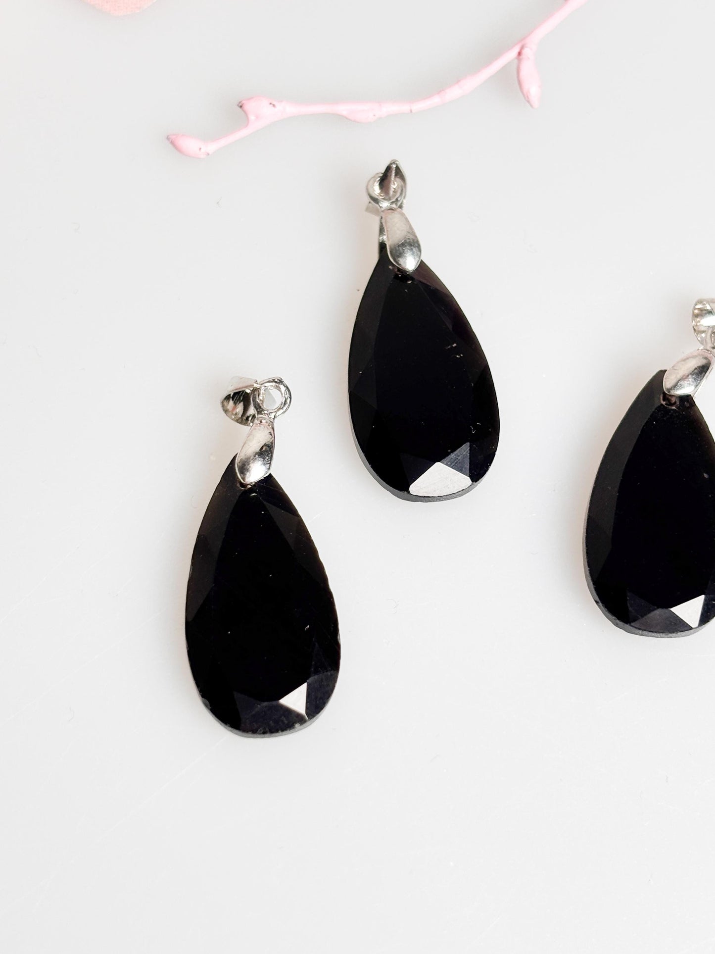 Facettierter Obsidian Kettenanhänger Tropfenform, 2,4x1,3 cm | Schutzstein, Edelstein Schmuck