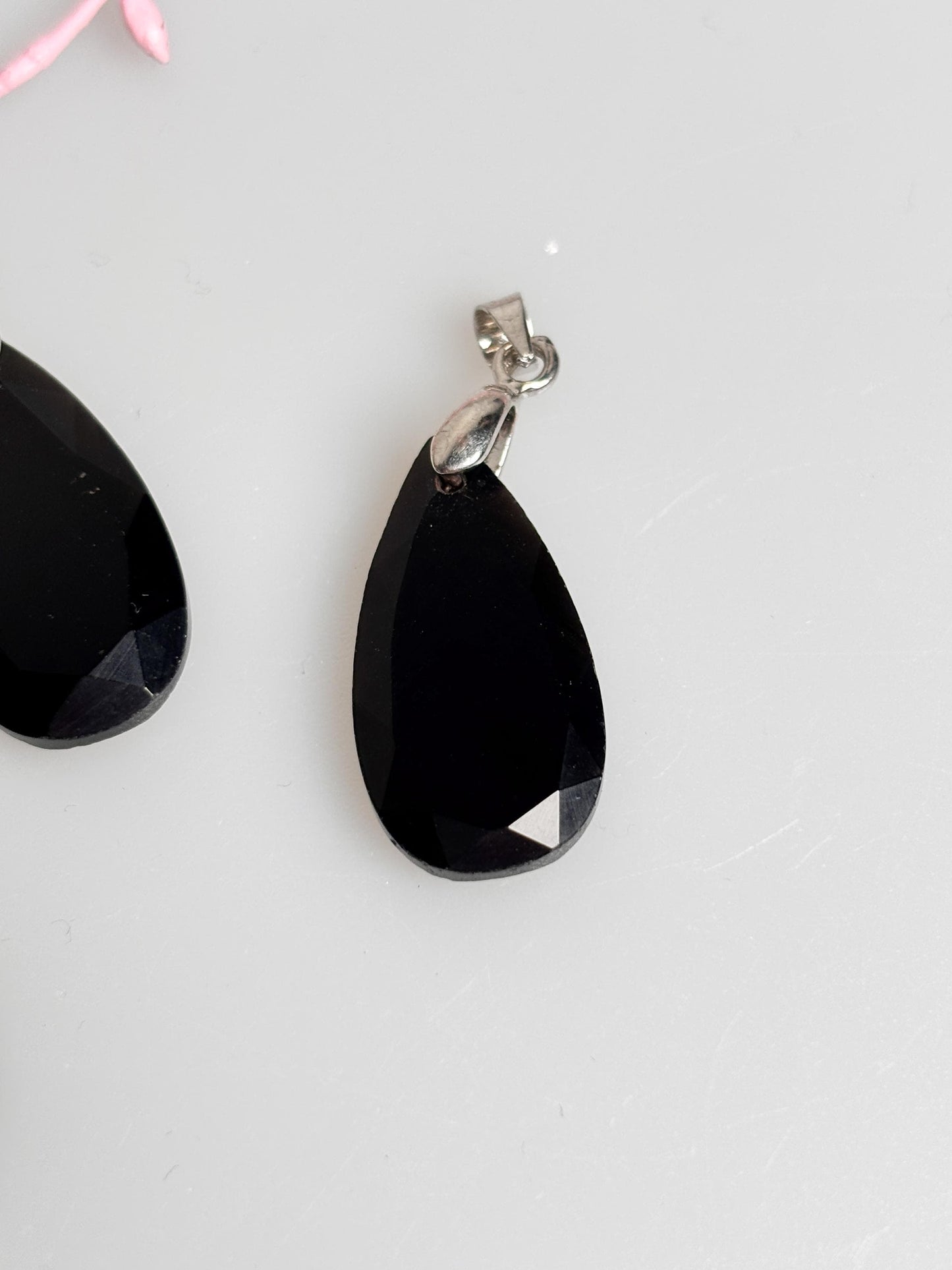 Facettierter Obsidian Kettenanhänger Tropfenform, 2,4x1,3 cm | Schutzstein, Edelstein Schmuck