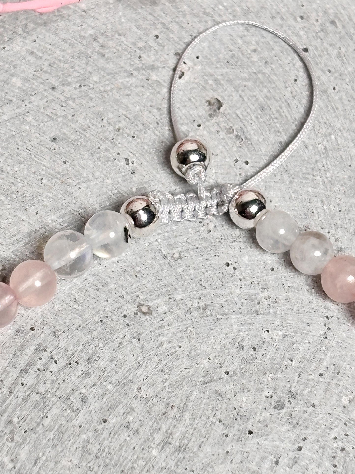 Perlenarmband aus Rosenquarz, Mondstein & Labradorit 4mm, Silber-Elemente, Makramee-Verschluss, Handgemacht