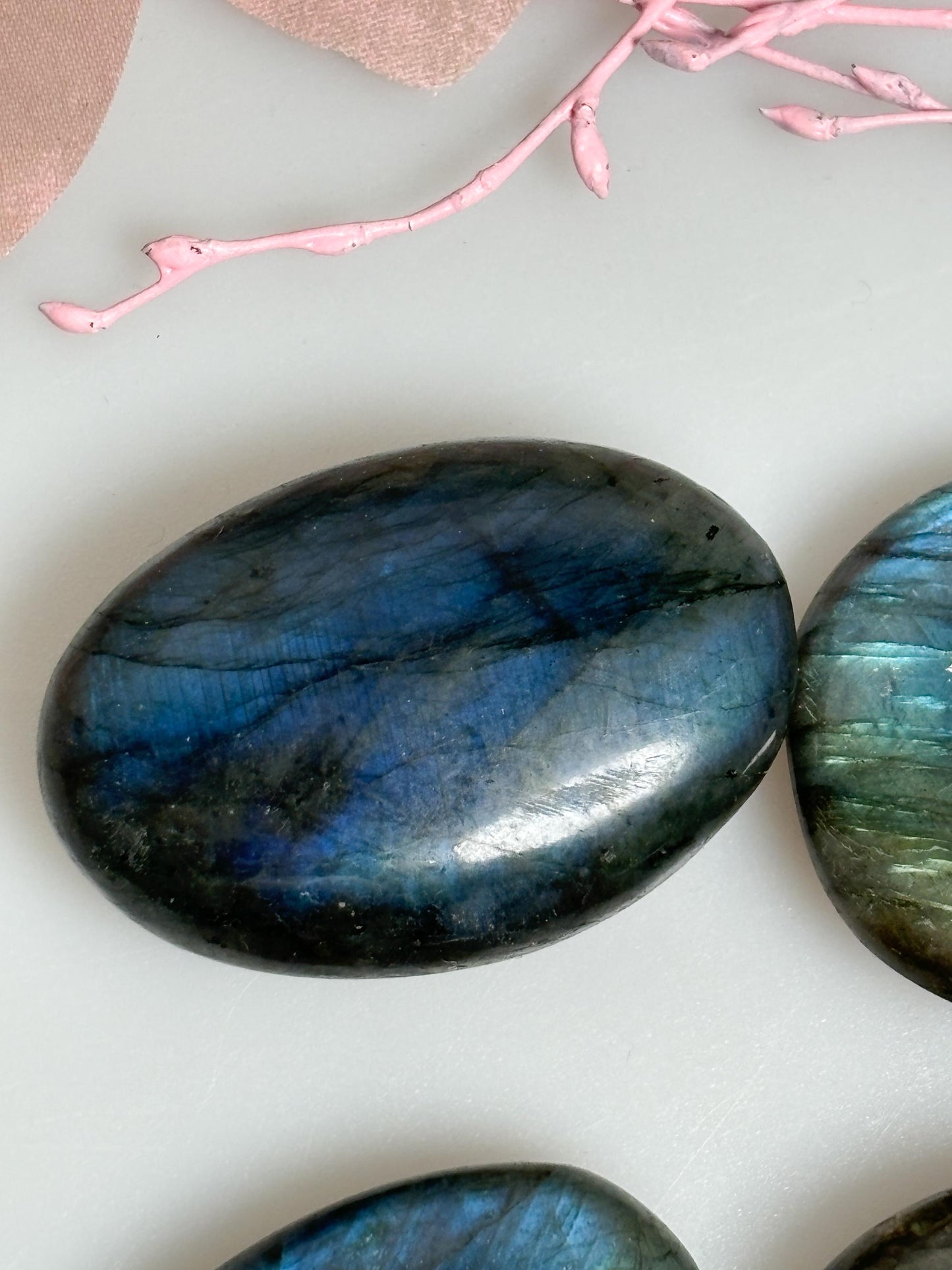 Labradorit Taschensteine mit wunderschönem Flash in Blau und Orange Kristalle, die magische Lichtreflexe zeigen