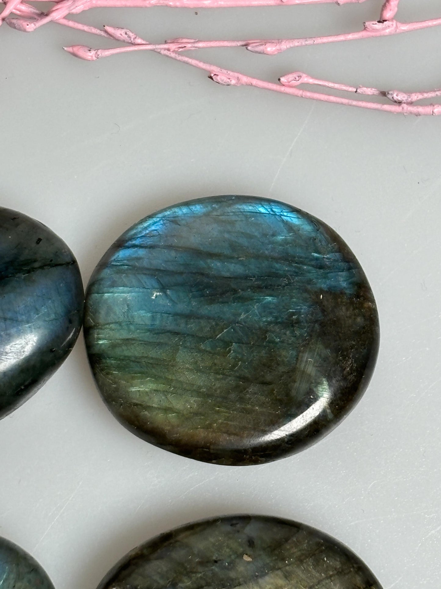 Labradorit Taschensteine mit wunderschönem Flash in Blau und Orange Kristalle, die magische Lichtreflexe zeigen