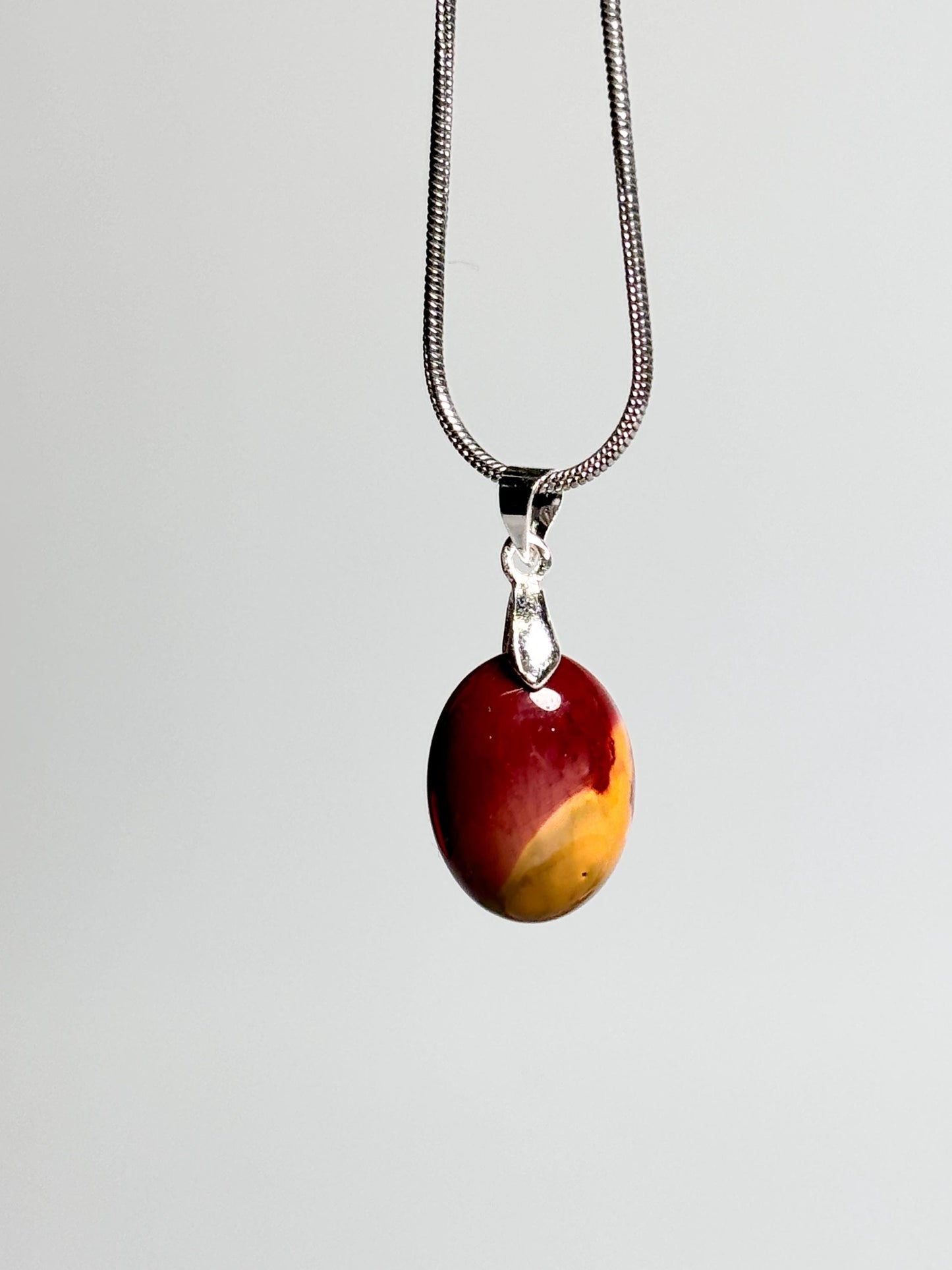 Mookaite Oval Kettenanhänger Natürlicher Edelstein Anhänger in warmen Erdtönen, einzigartiger Schmuck, Geschenkidee