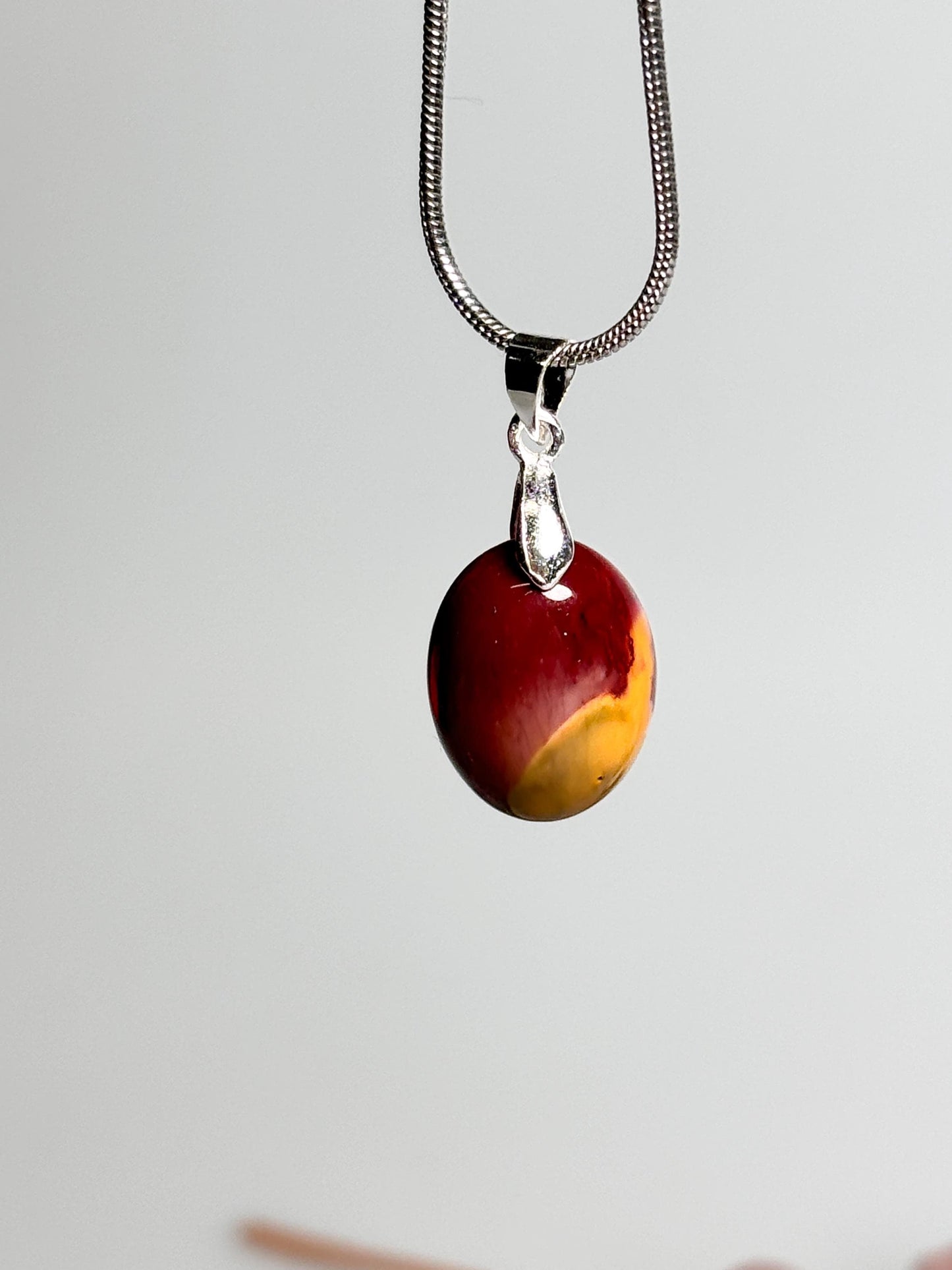 Mookaite Oval Kettenanhänger Natürlicher Edelstein Anhänger in warmen Erdtönen, einzigartiger Schmuck, Geschenkidee