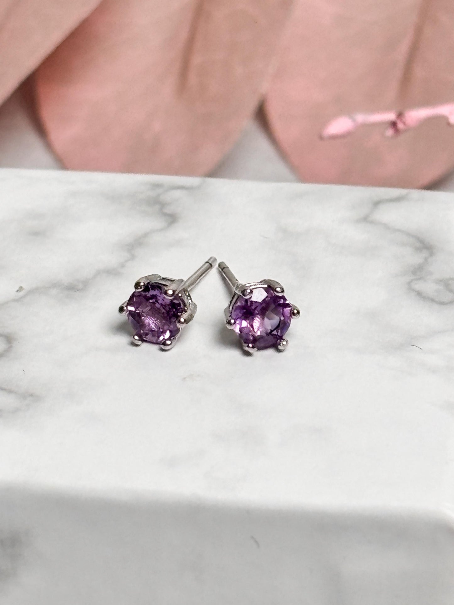 925 Silber Ohrstecker mit Amethyst Zarter Edelsteinschmuck, zeitlos & elegant, ideal als Geschenk für Frauen