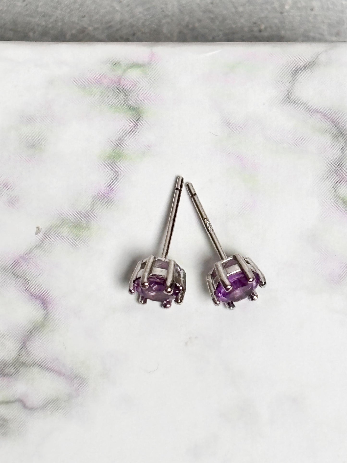 925 Silber Ohrstecker mit Amethyst Zarter Edelsteinschmuck, zeitlos & elegant, ideal als Geschenk für Frauen