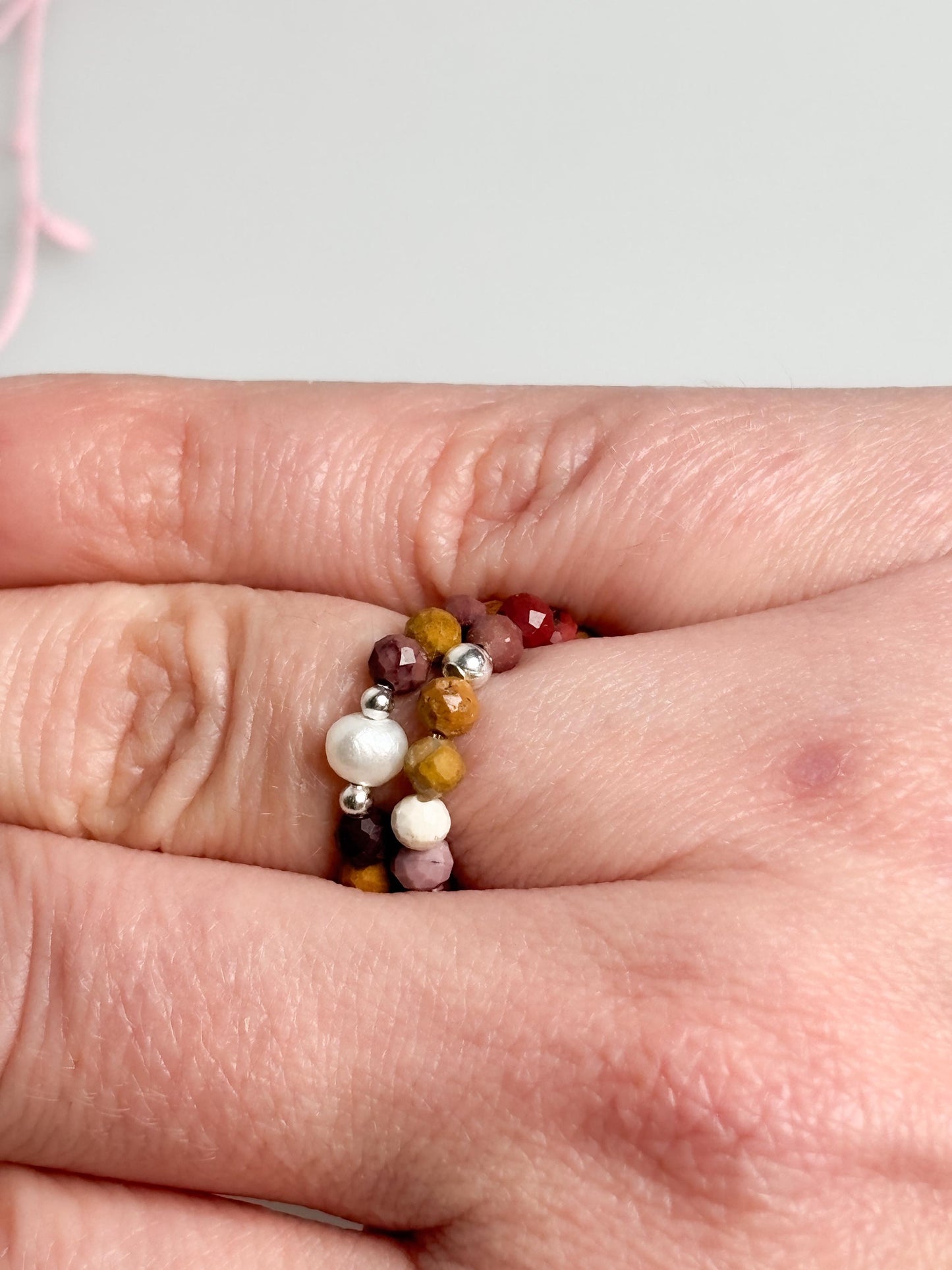 Mookaite Perlenring 3mm, elastischer Edelsteinring, zarte Schmuckring, bunter Jaspis Ring, handgefertigt, Geschenkidee