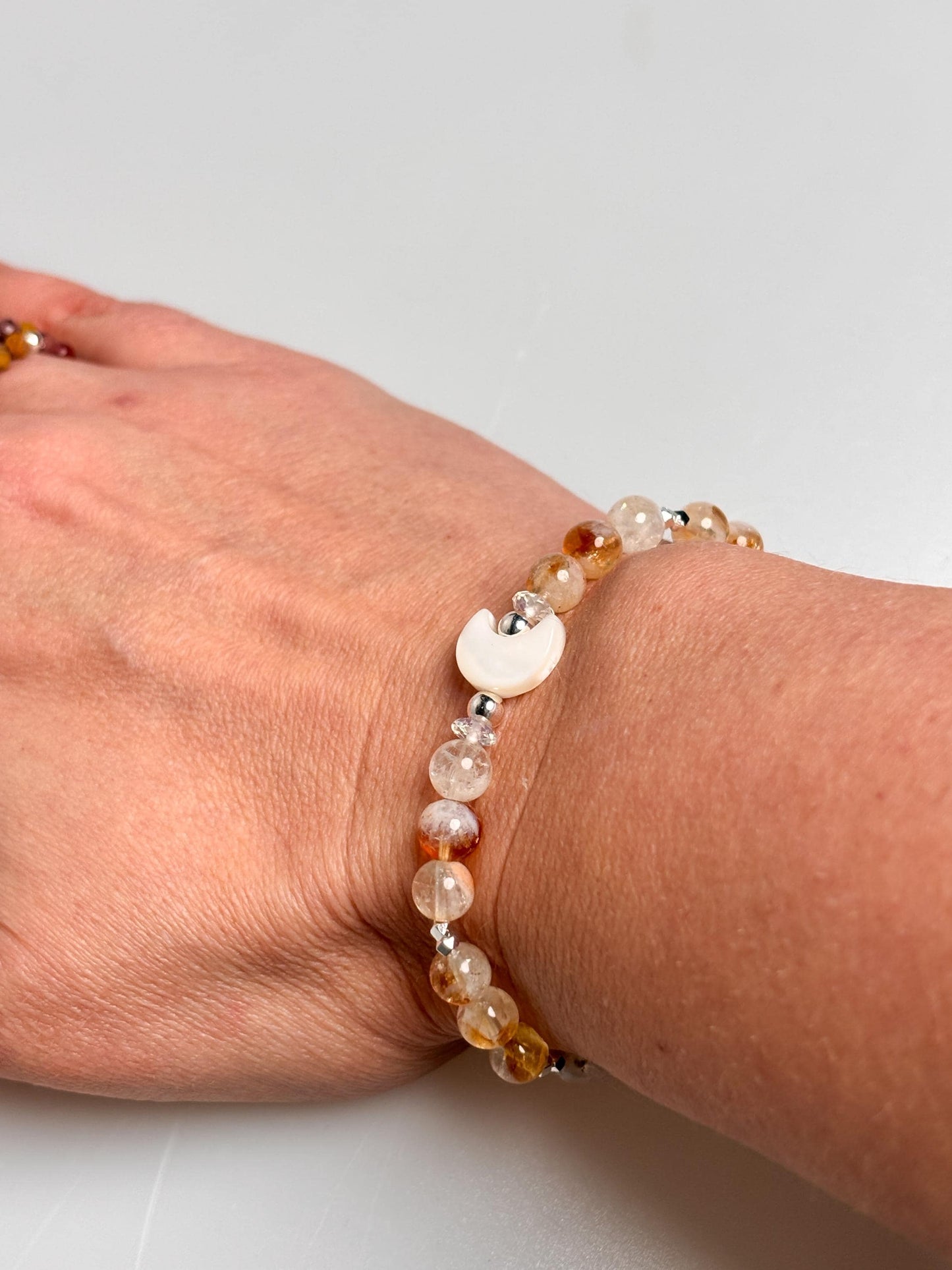 Golden Healer Armband elastisch 6 mm Perlen mit Muschelmond, Edelstein Armband, spiritueller Schmuck, handgefertigt