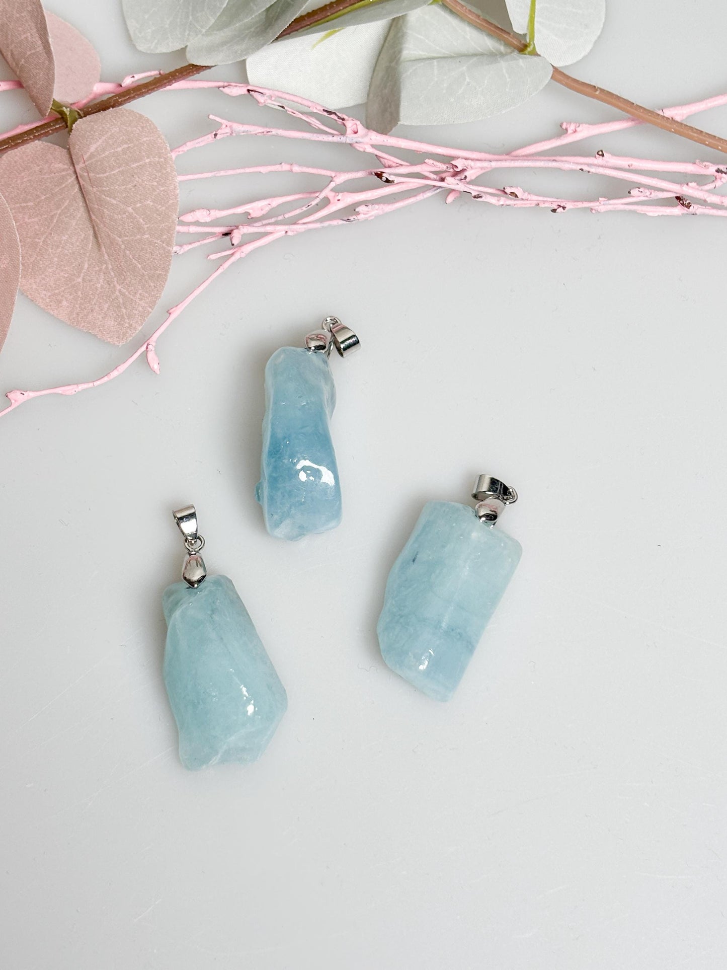 Aquamarin Rohstein Kettenanhänger Polierter Naturstein in Freiform, echter Aquamarin Schmuck