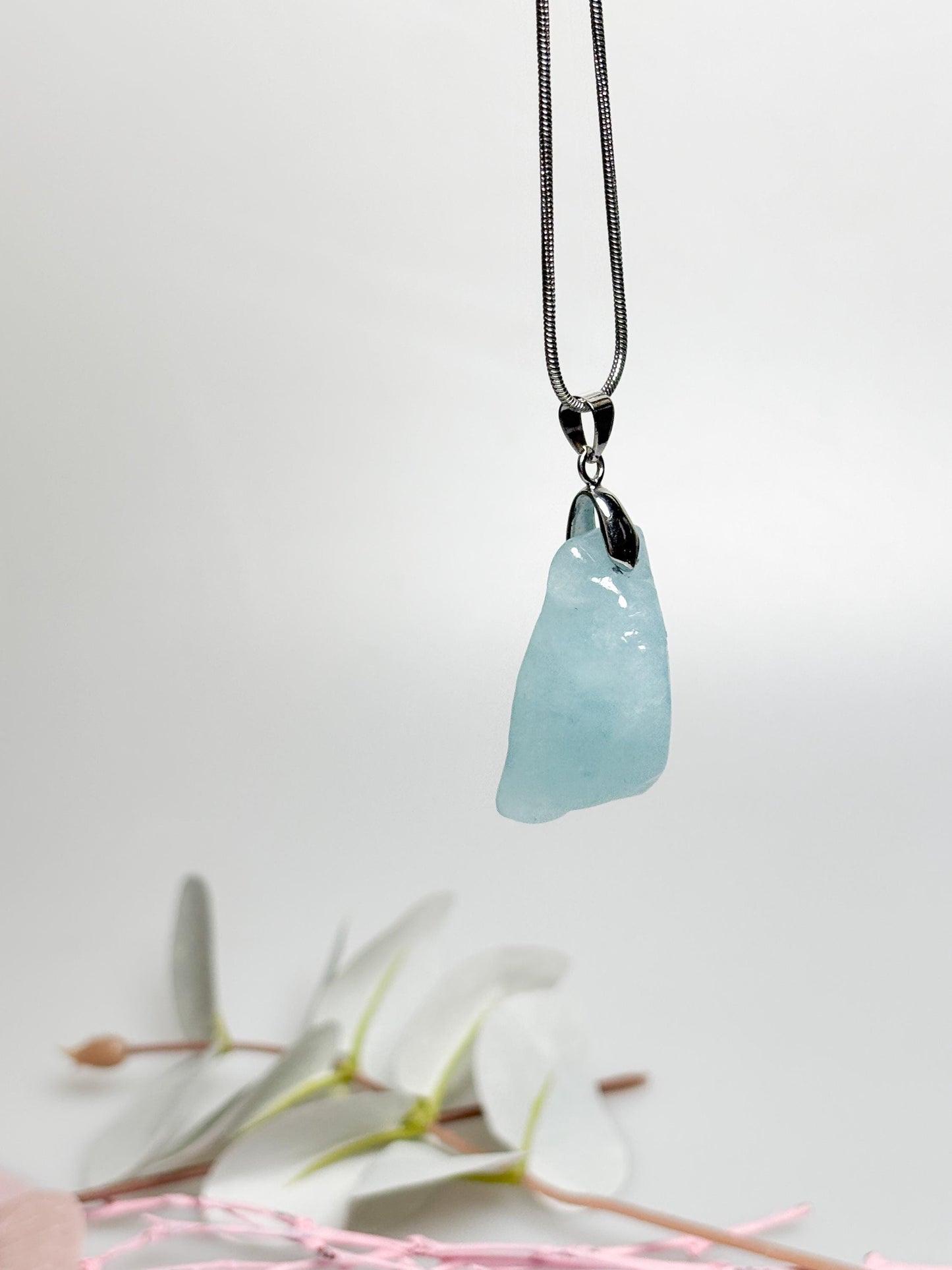 Aquamarin Rohstein Kettenanhänger Polierter Naturstein in Freiform, echter Aquamarin Schmuck