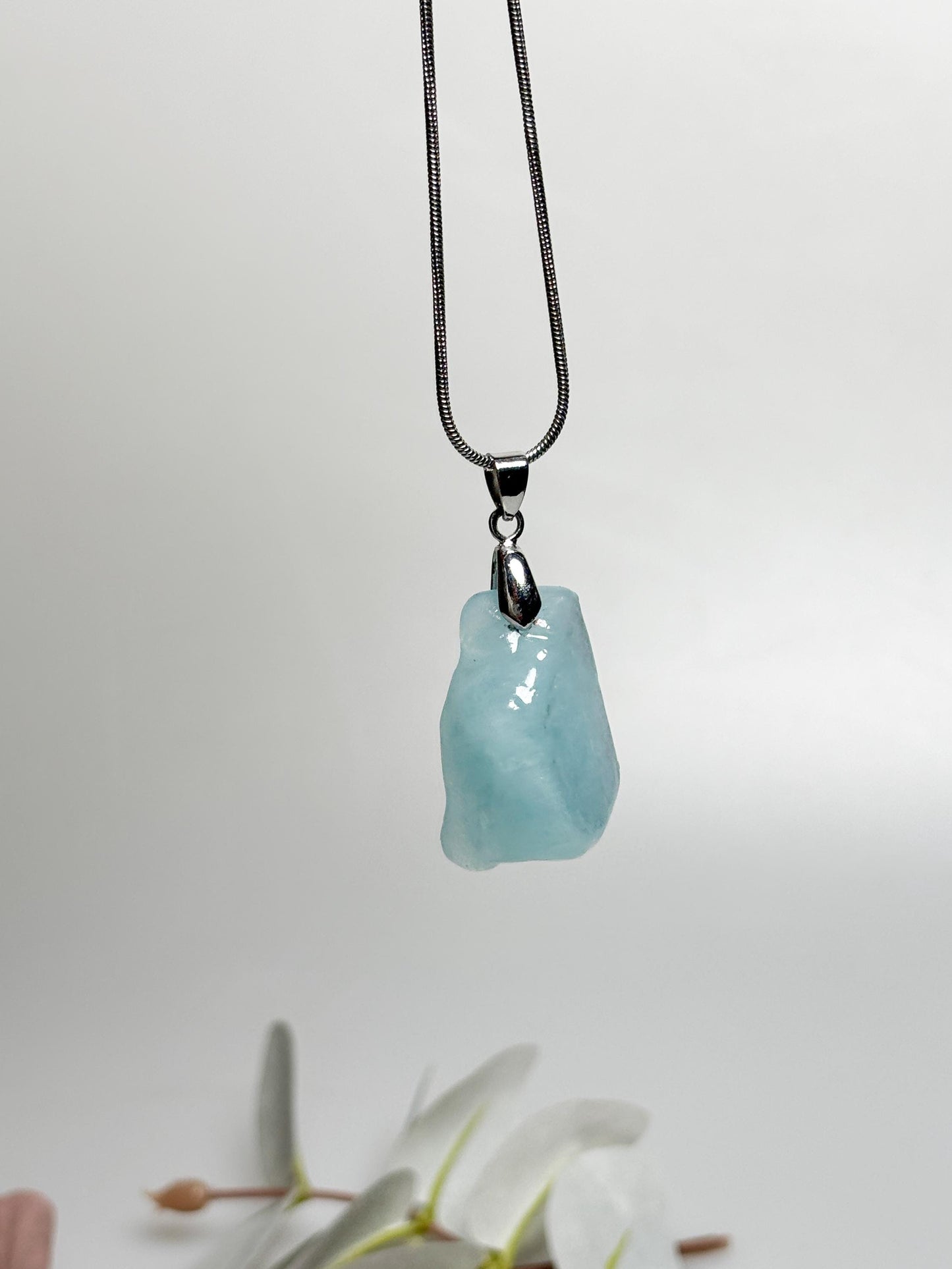Aquamarin Rohstein Kettenanhänger Polierter Naturstein in Freiform, echter Aquamarin Schmuck