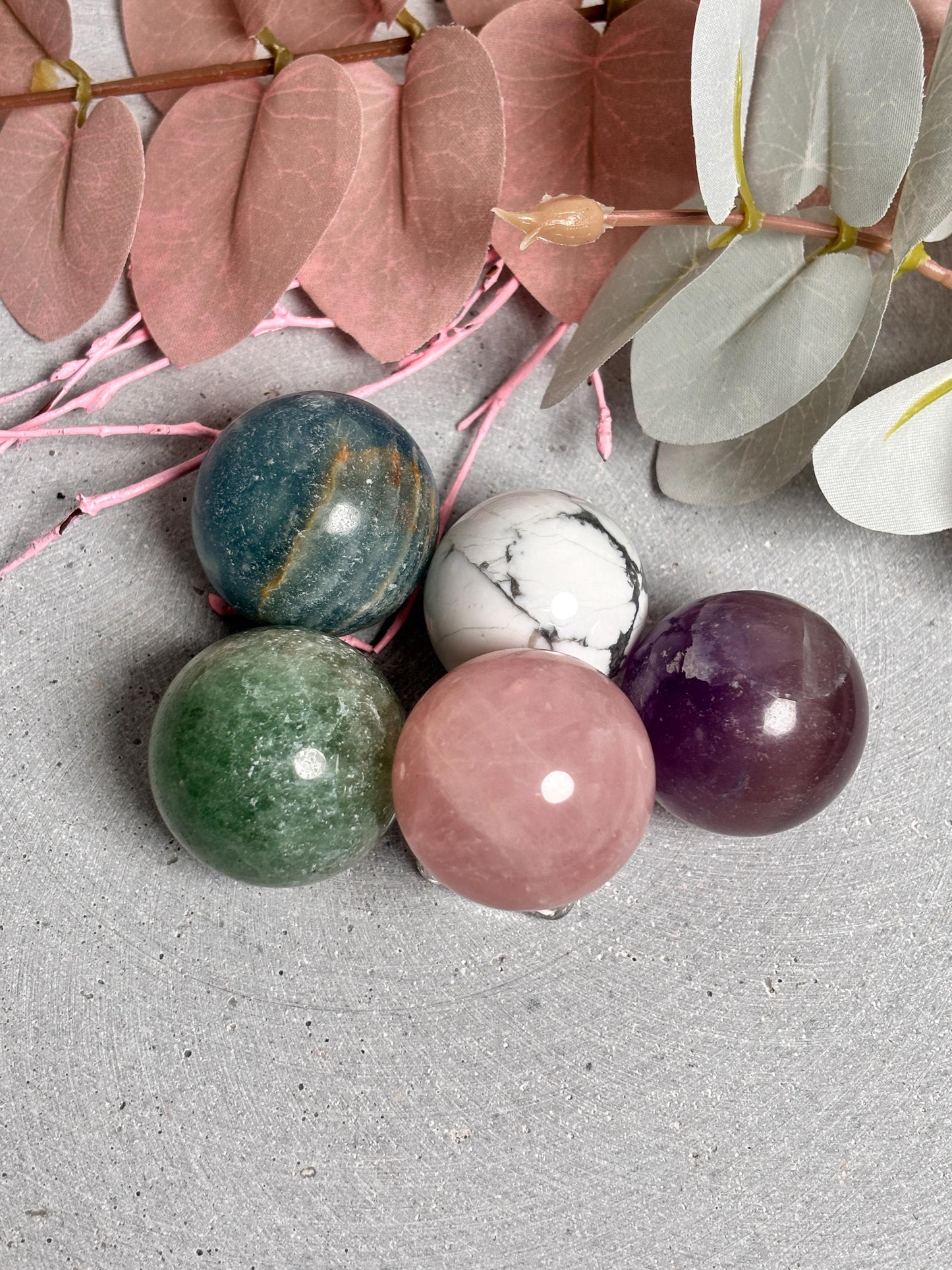 Mini Kristallkugeln 2,7-3 cm Blue Onyx, Rosenquarz, Fluorit, Howlith, Green Strawberry Quarz