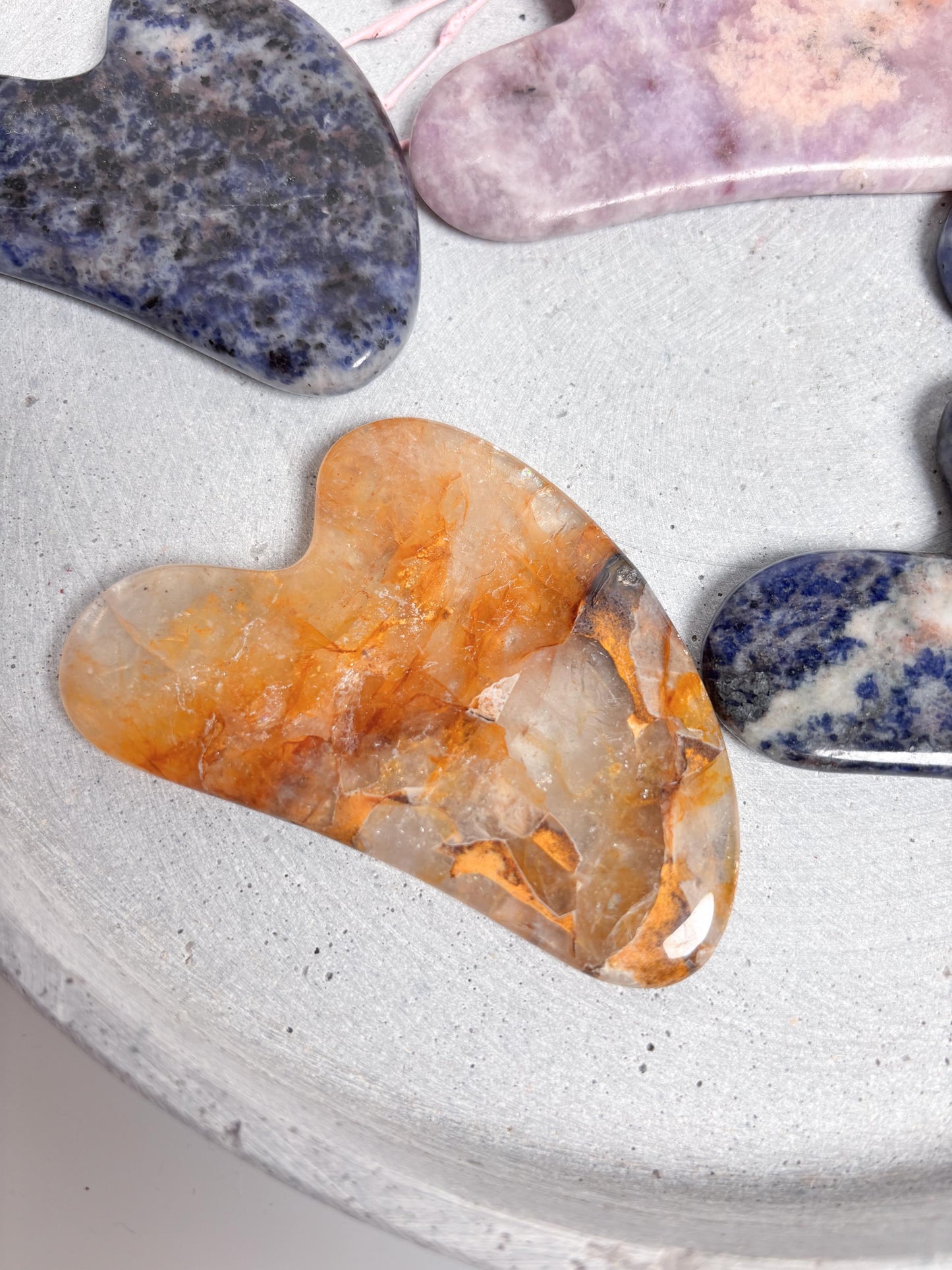 Gua Sha Massagestein Sodalith, Lepidolith & Golden Healer | Kristall Gesichtsmassage
