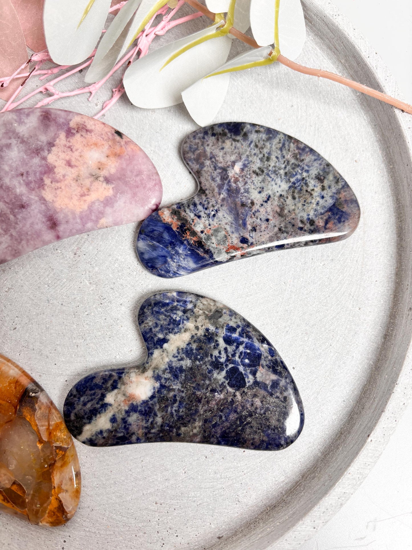 Gua Sha Massagestein Sodalith, Lepidolith & Golden Healer | Kristall Gesichtsmassage