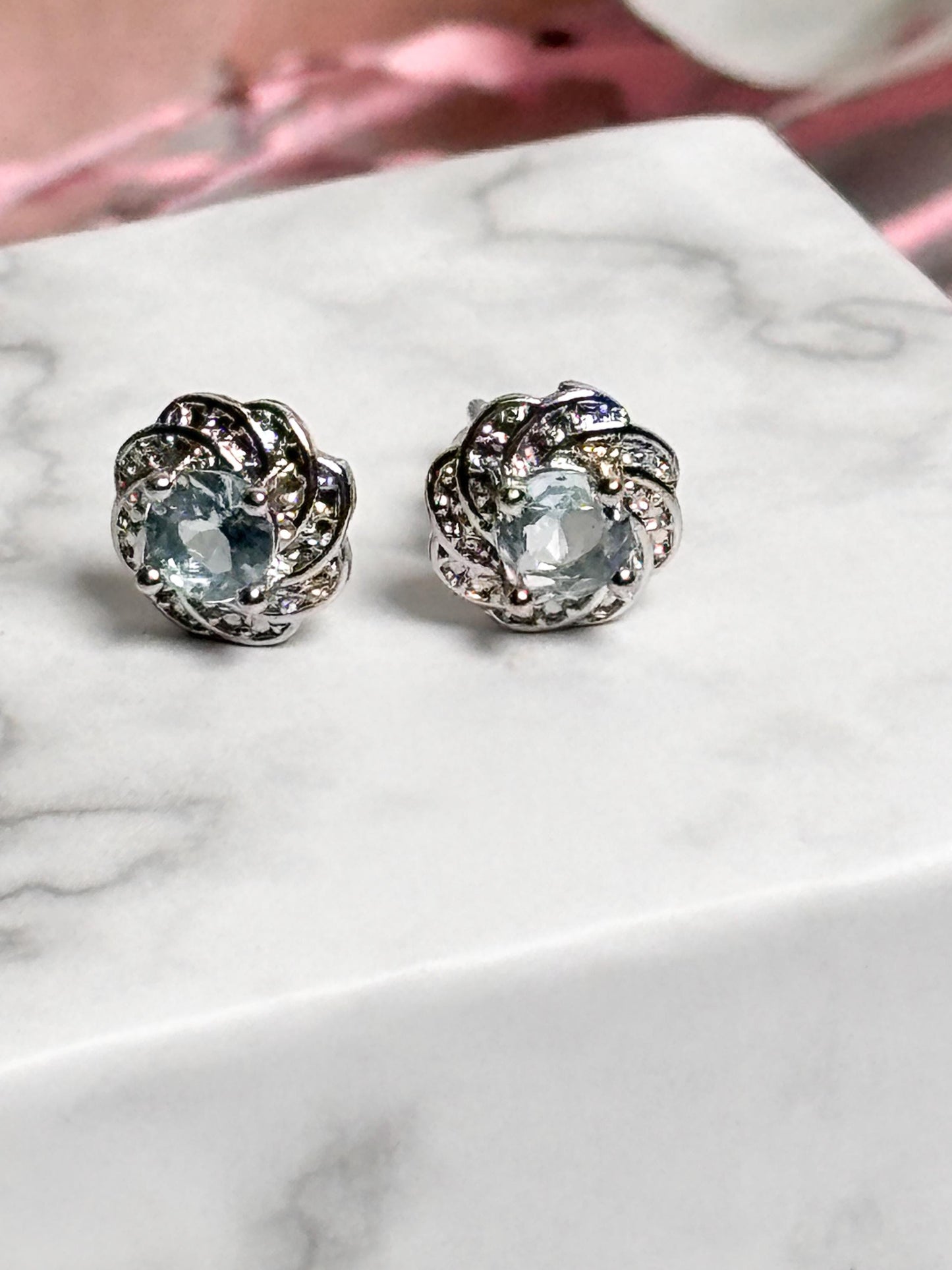 Aquamarin Ohrstecker in 925 Silber Fassung, zarte 6mm Edelstein Ohrringe, zeitloser Schmuck für Damen, Geschenkidee