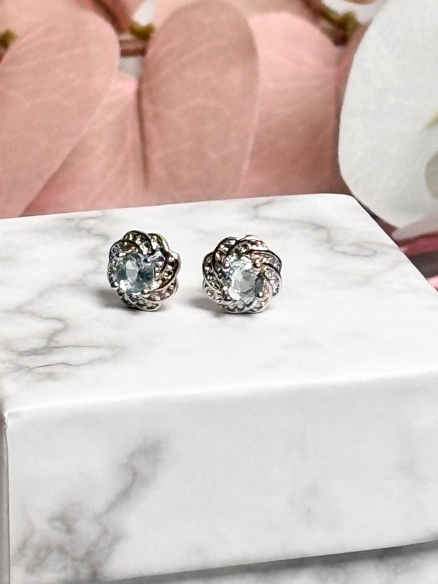 Aquamarin Ohrstecker in 925 Silber Fassung, zarte 6mm Edelstein Ohrringe, zeitloser Schmuck für Damen, Geschenkidee