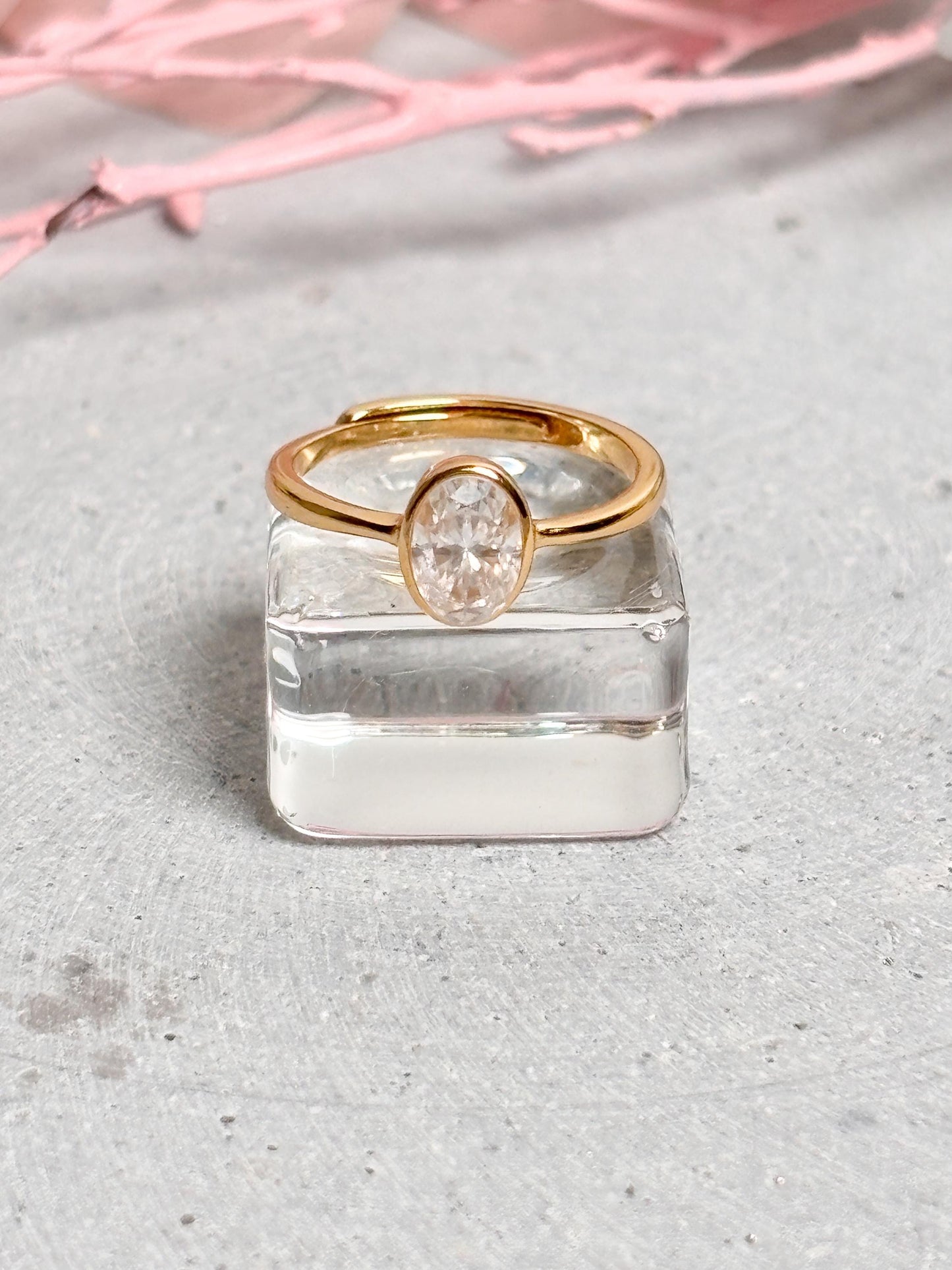 925 Silberring in Gold mit ovalem Moissanite Stein in Weiß Elegante Fassung, hochwertiger Edelstein, glänzendes Design