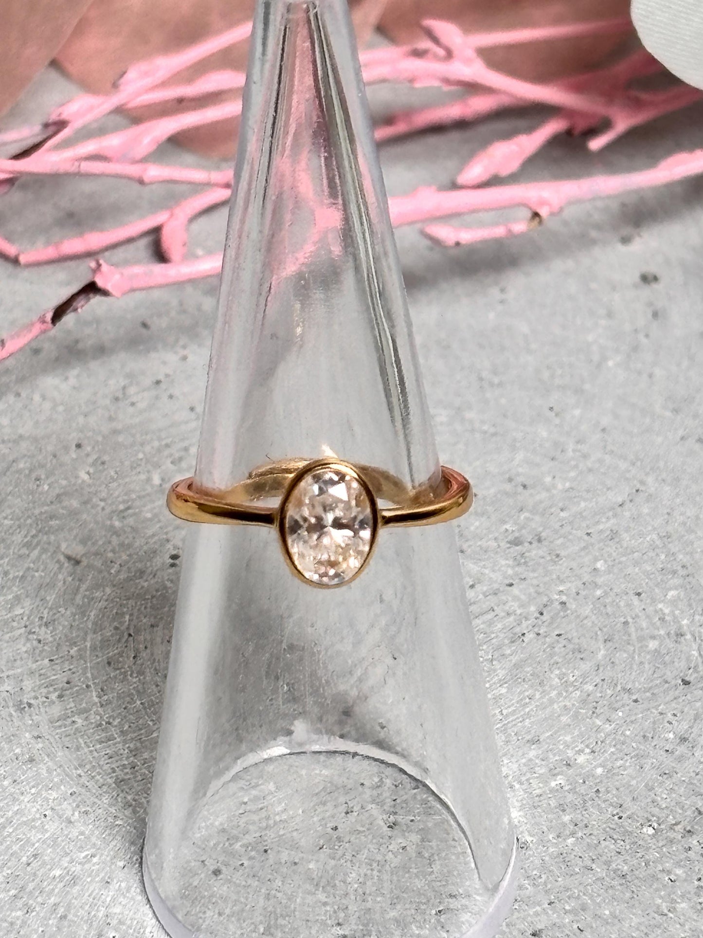 925 Silberring in Gold mit ovalem Moissanite Stein in Weiß Elegante Fassung, hochwertiger Edelstein, glänzendes Design