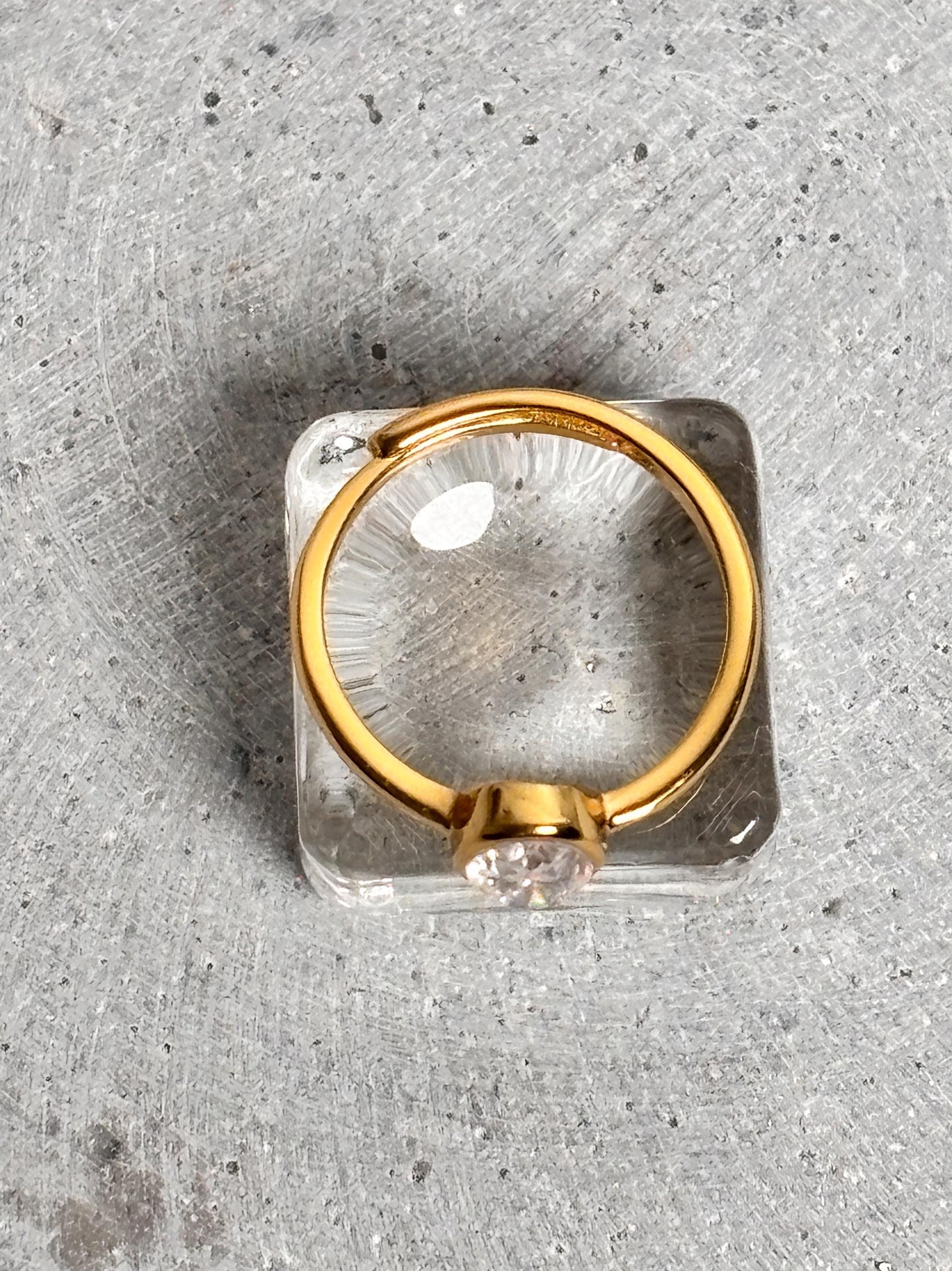 925 Silberring in Gold mit ovalem Moissanite Stein in Weiß Elegante Fassung, hochwertiger Edelstein, glänzendes Design