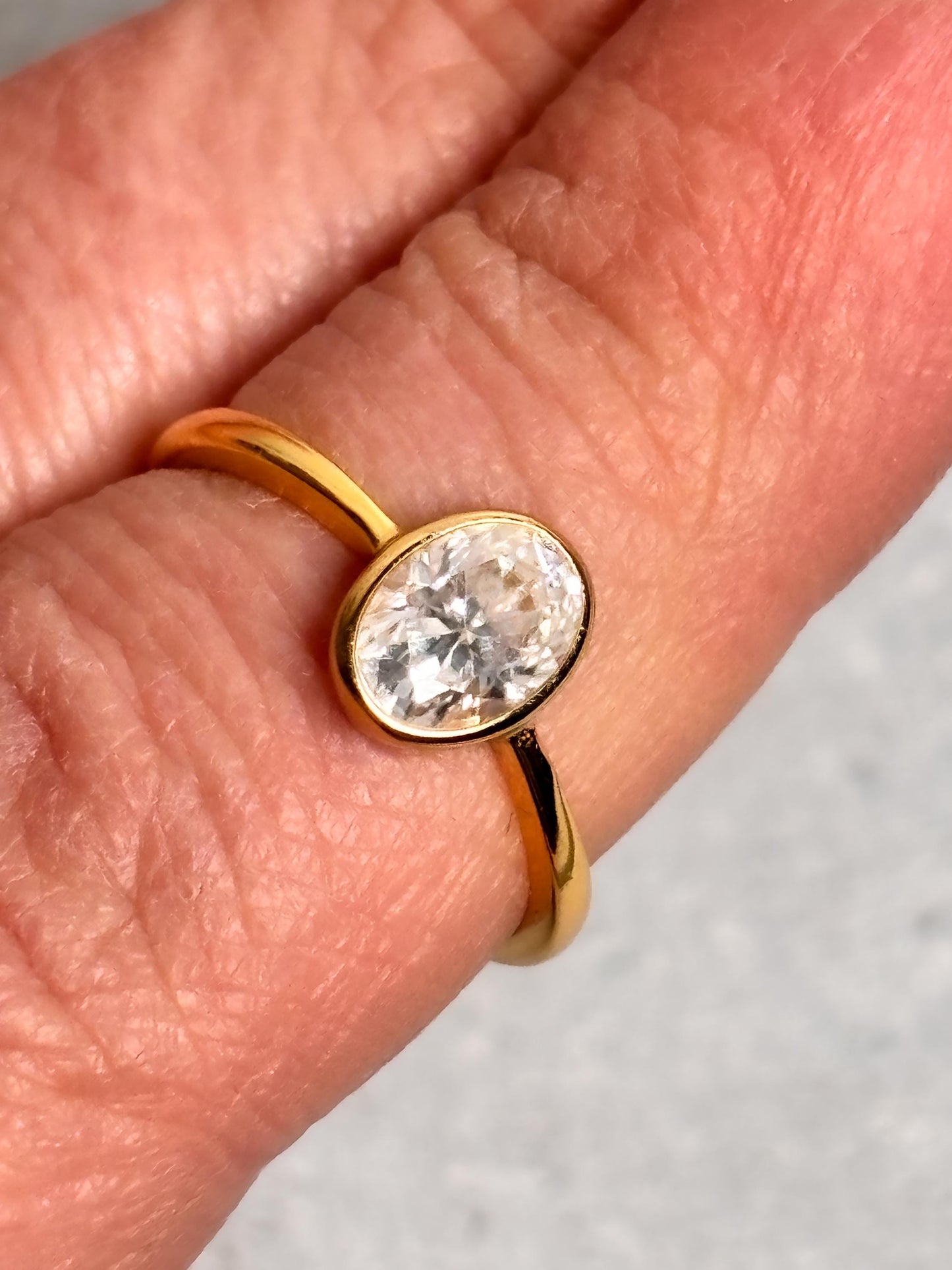 925 Silberring in Gold mit ovalem Moissanite Stein in Weiß Elegante Fassung, hochwertiger Edelstein, glänzendes Design