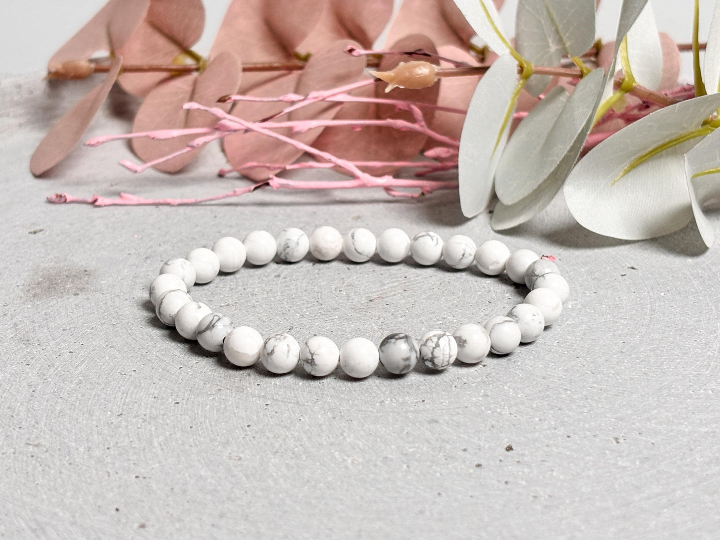 Howlith Perlenarmband elastisch  7 mm weiße Perlen, schlicht & elegant, Symbol für Gelassenheit und Balance