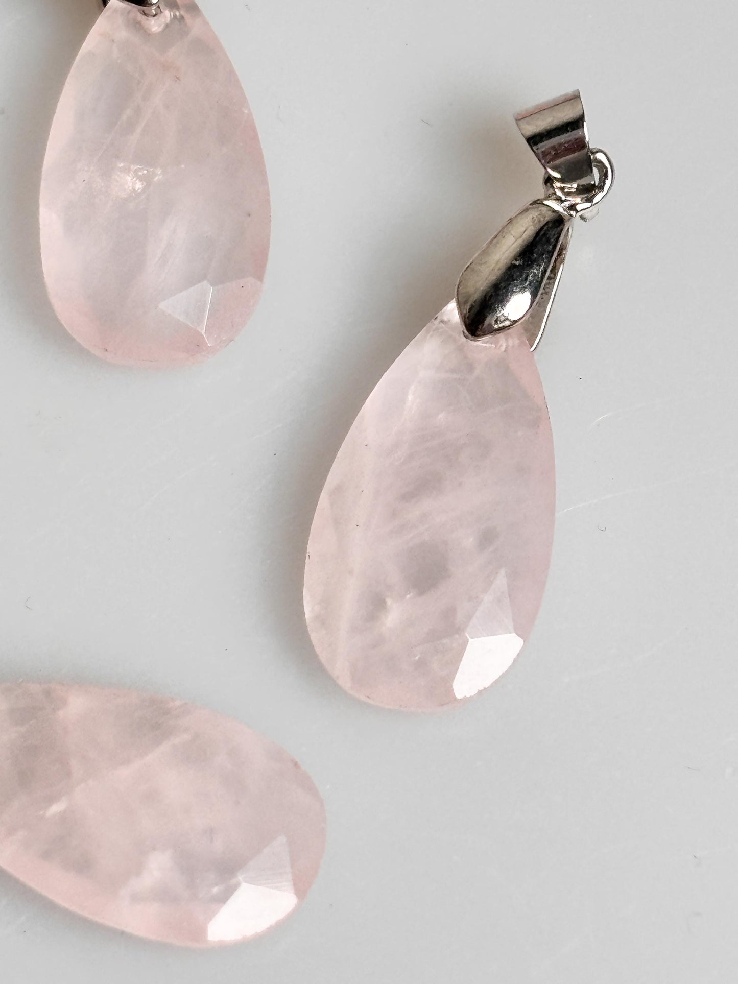 Facettierter Rosenquarz Kettenanhänger Tropfenform, zartes Rosa, eleganter Edelstein Anhänger