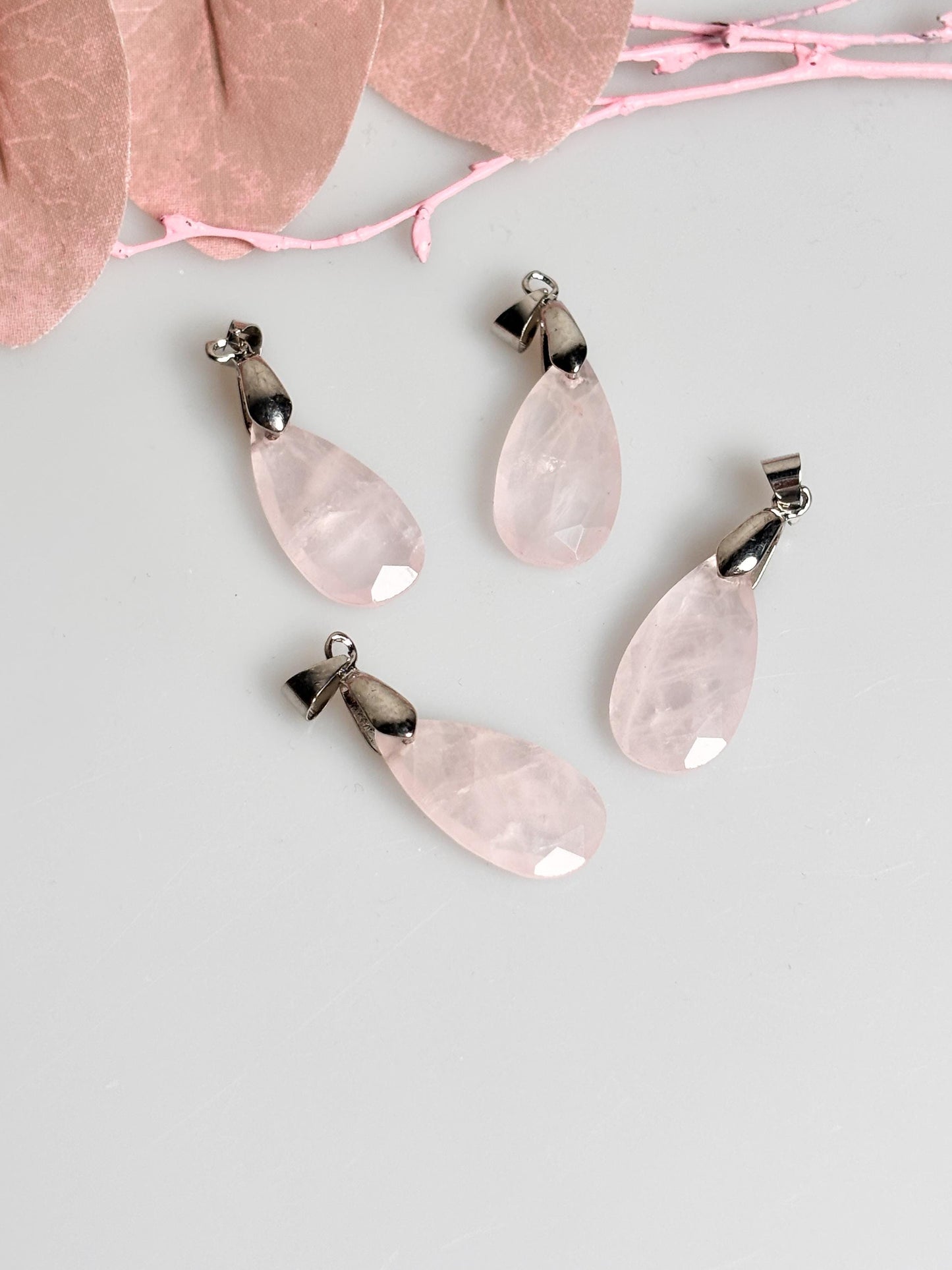 Facettierter Rosenquarz Kettenanhänger Tropfenform, zartes Rosa, eleganter Edelstein Anhänger