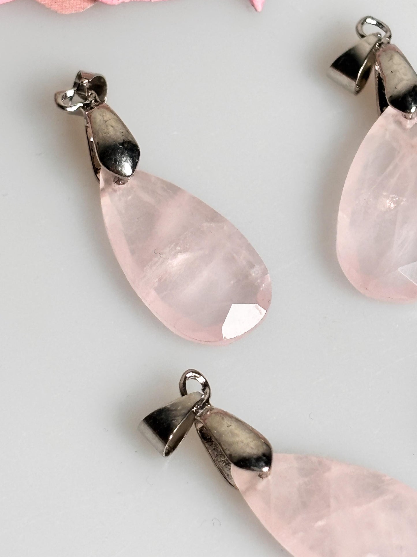 Facettierter Rosenquarz Kettenanhänger Tropfenform, zartes Rosa, eleganter Edelstein Anhänger