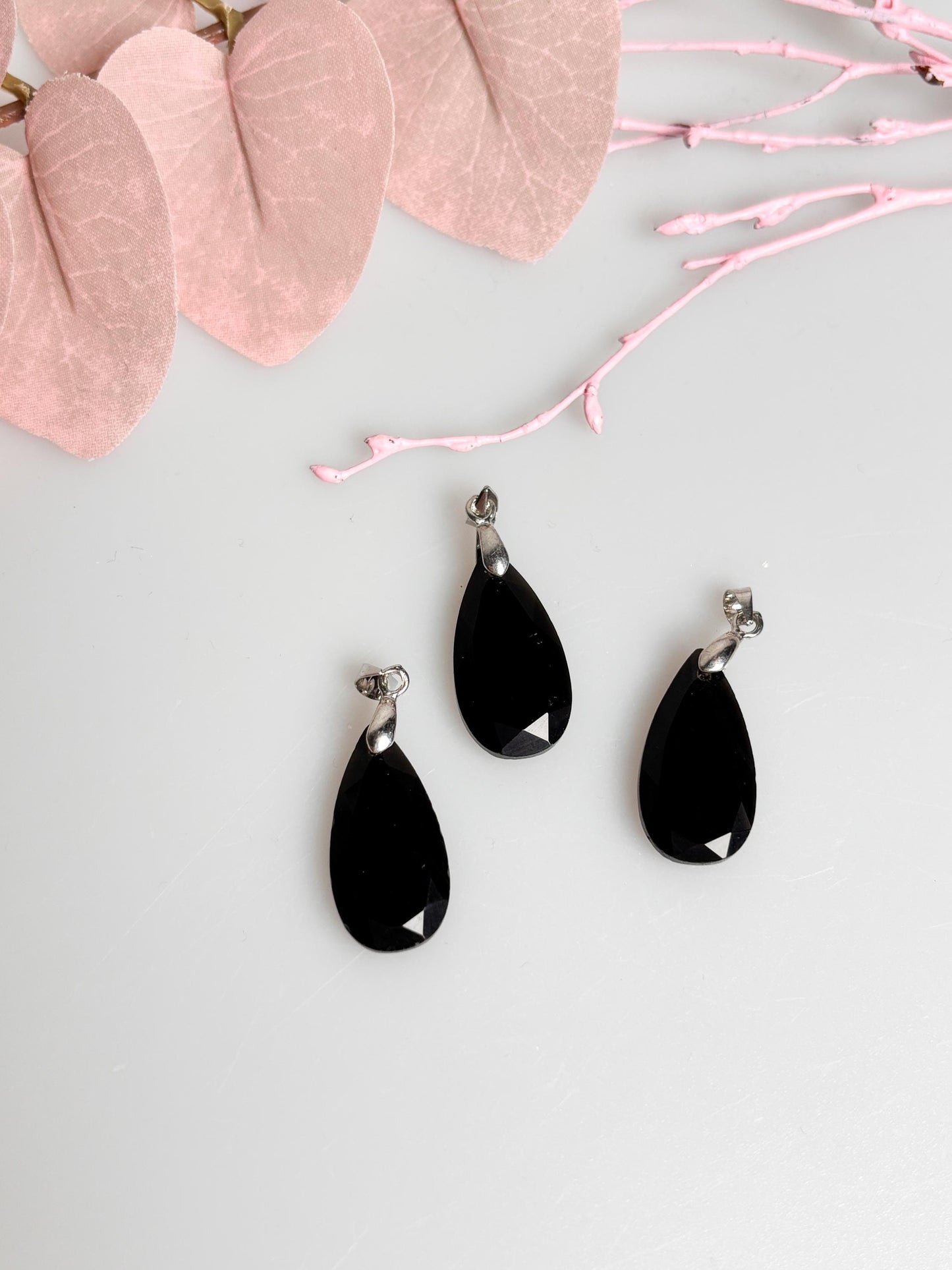 Facettierter Obsidian Kettenanhänger Tropfenform, 2,4x1,3 cm | Schutzstein, Edelstein Schmuck