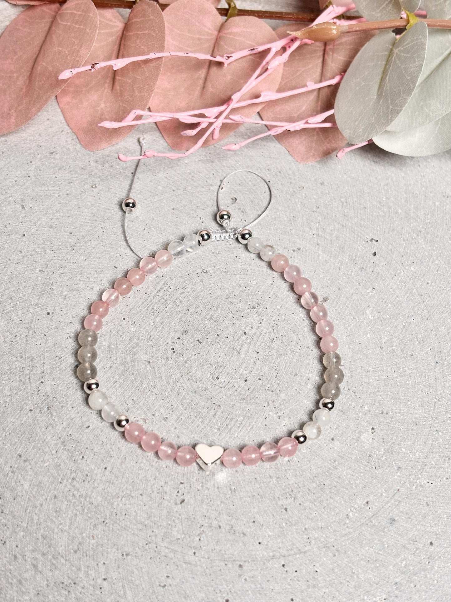 Perlenarmband aus Rosenquarz, Mondstein & Labradorit 4mm, Silber-Elemente, Makramee-Verschluss, Handgemacht