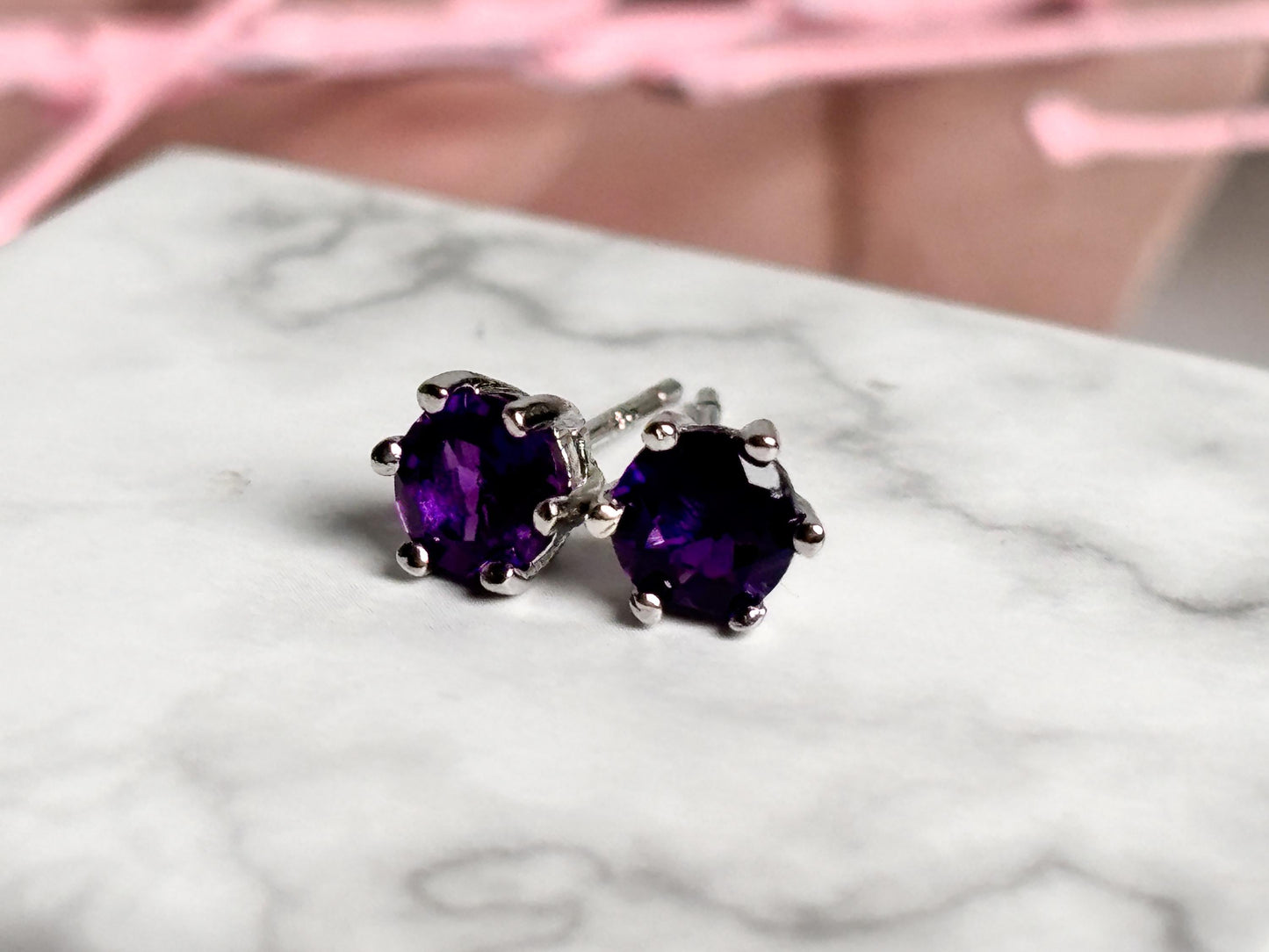 925 Silber Ohrstecker mit Amethyst Zarter Edelsteinschmuck, zeitlos & elegant, ideal als Geschenk für Frauen
