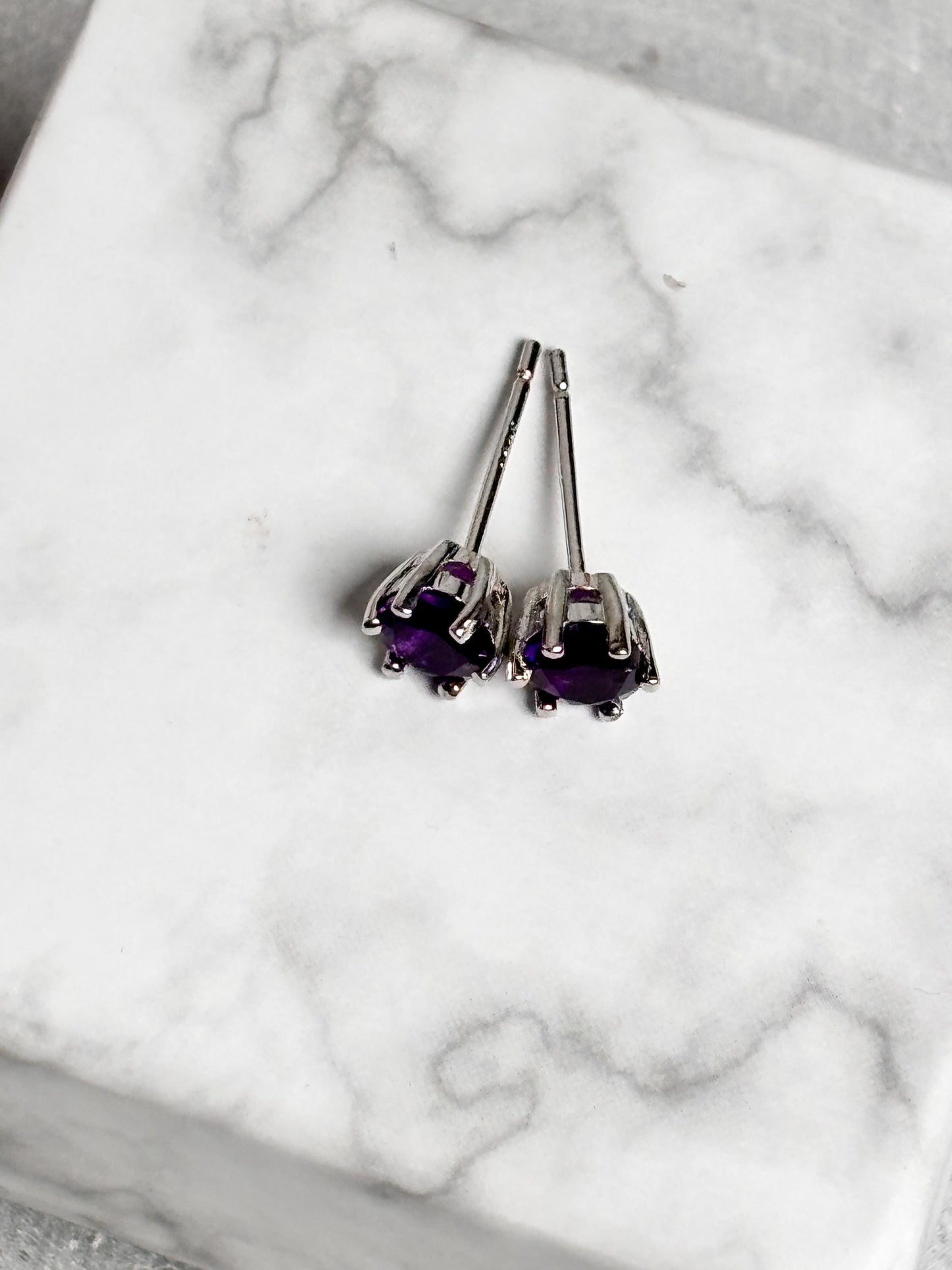 925 Silber Ohrstecker mit Amethyst Zarter Edelsteinschmuck, zeitlos & elegant, ideal als Geschenk für Frauen