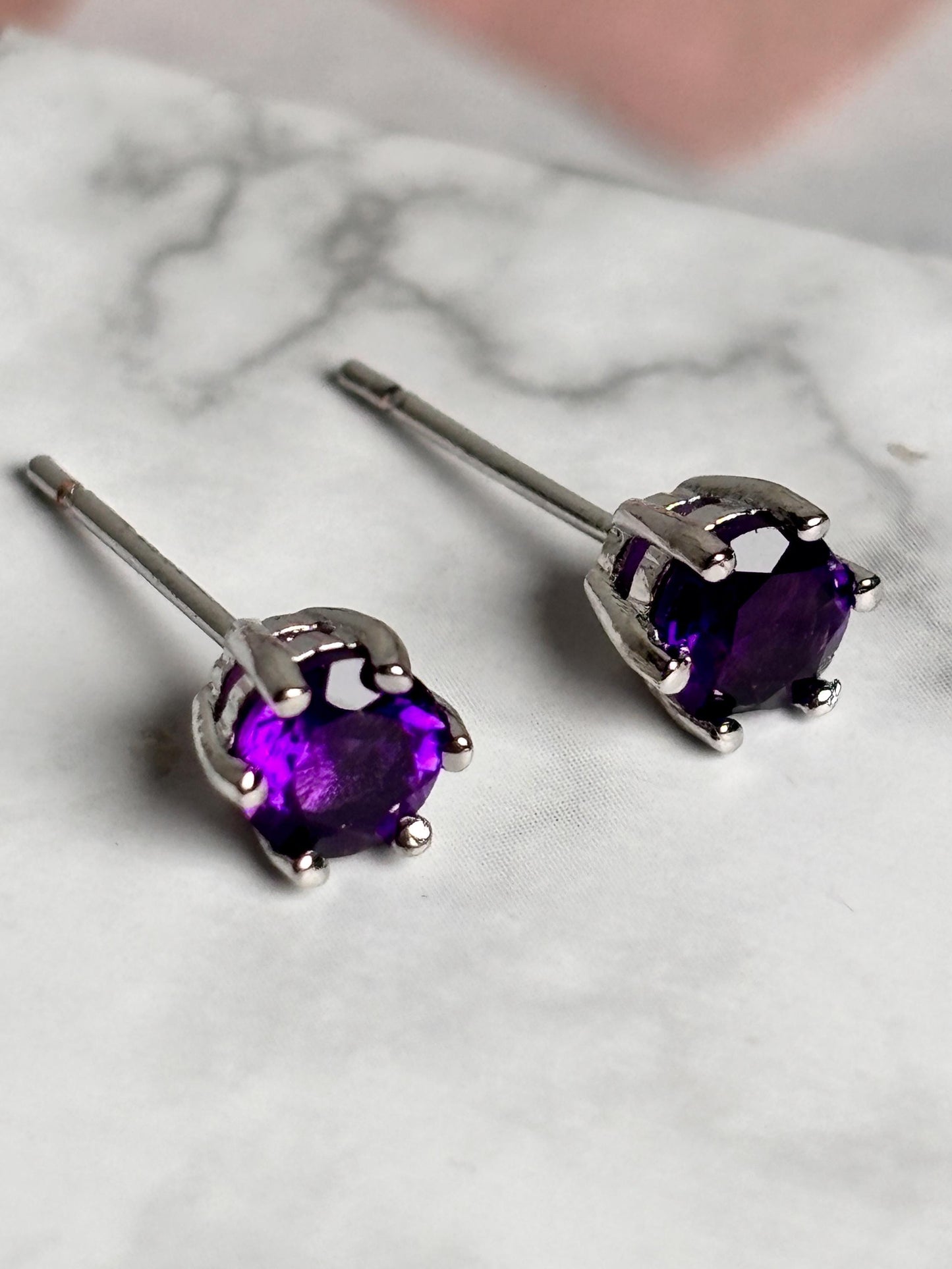 925 Silber Ohrstecker mit Amethyst Zarter Edelsteinschmuck, zeitlos & elegant, ideal als Geschenk für Frauen