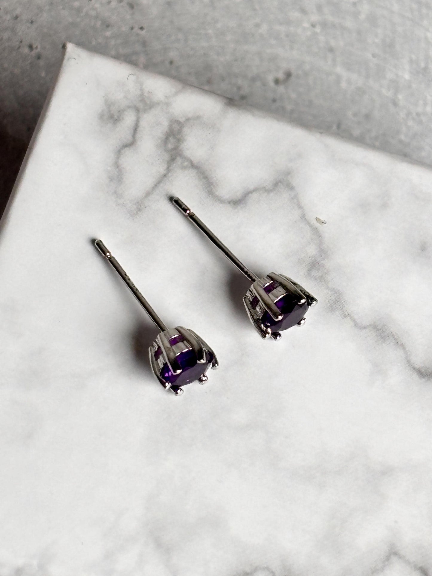 925 Silber Ohrstecker mit Amethyst Zarter Edelsteinschmuck, zeitlos & elegant, ideal als Geschenk für Frauen