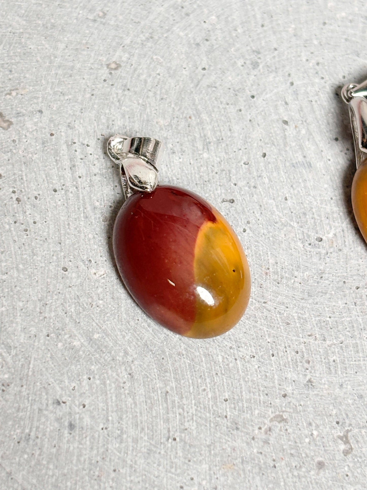 Mookaite Oval Kettenanhänger Natürlicher Edelstein Anhänger in warmen Erdtönen, einzigartiger Schmuck, Geschenkidee