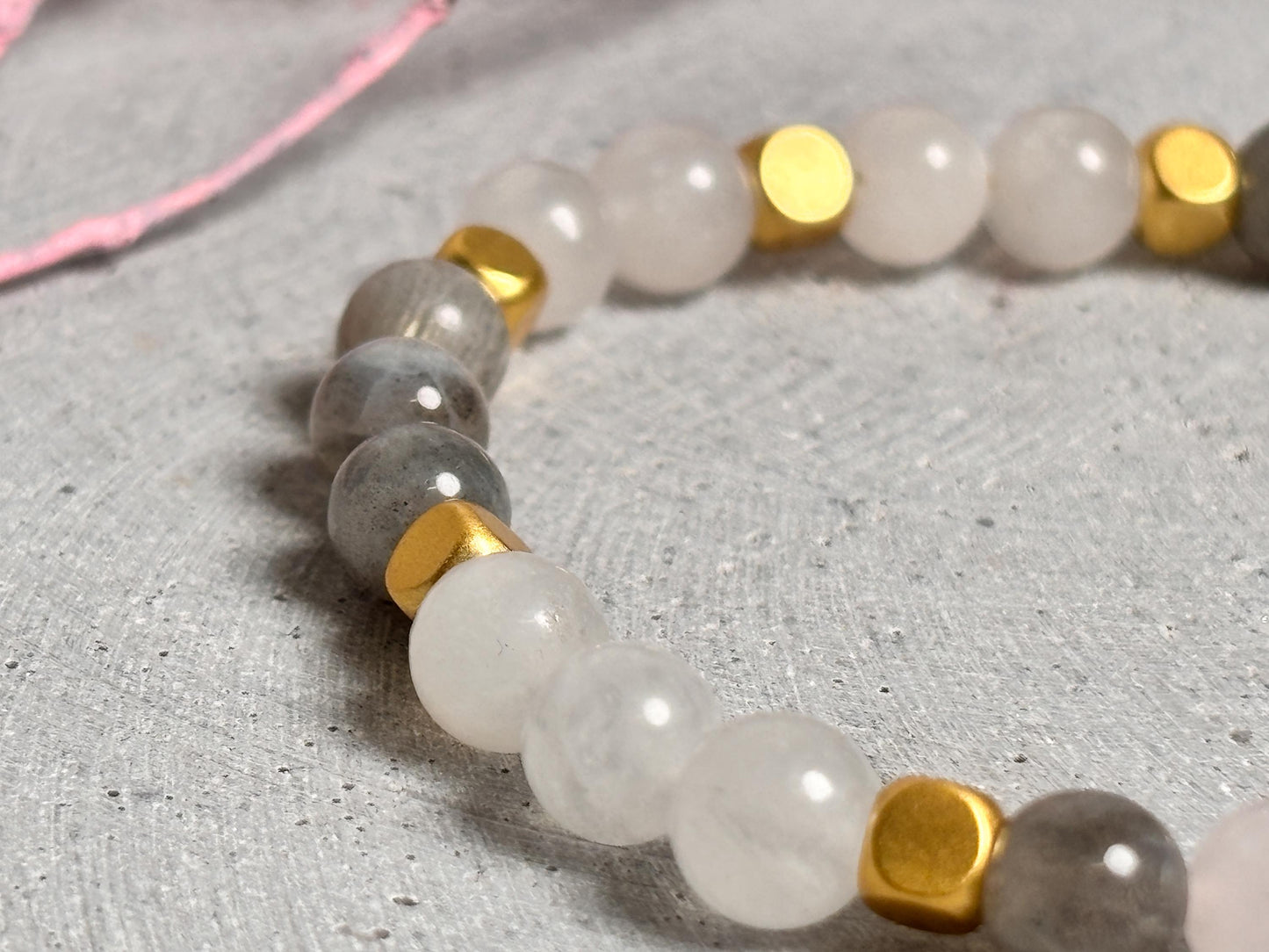 Elastisches Perlenarmband Rosenquarz, Labradorit & Mondstein Vergoldete Elemente | Edelstein Armband für Balance und Harmonie