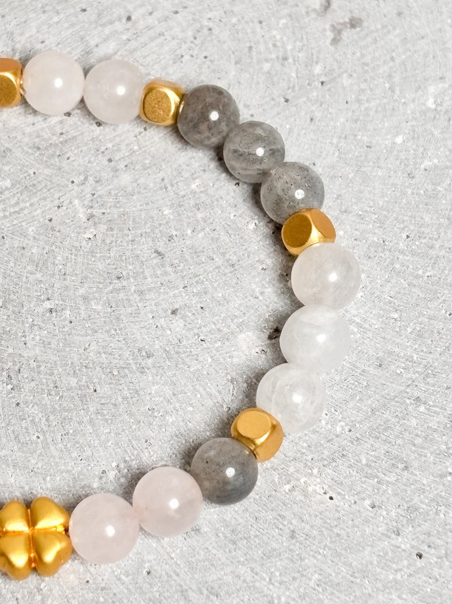 Elastisches Perlenarmband Rosenquarz, Labradorit & Mondstein Vergoldete Elemente | Edelstein Armband für Balance und Harmonie