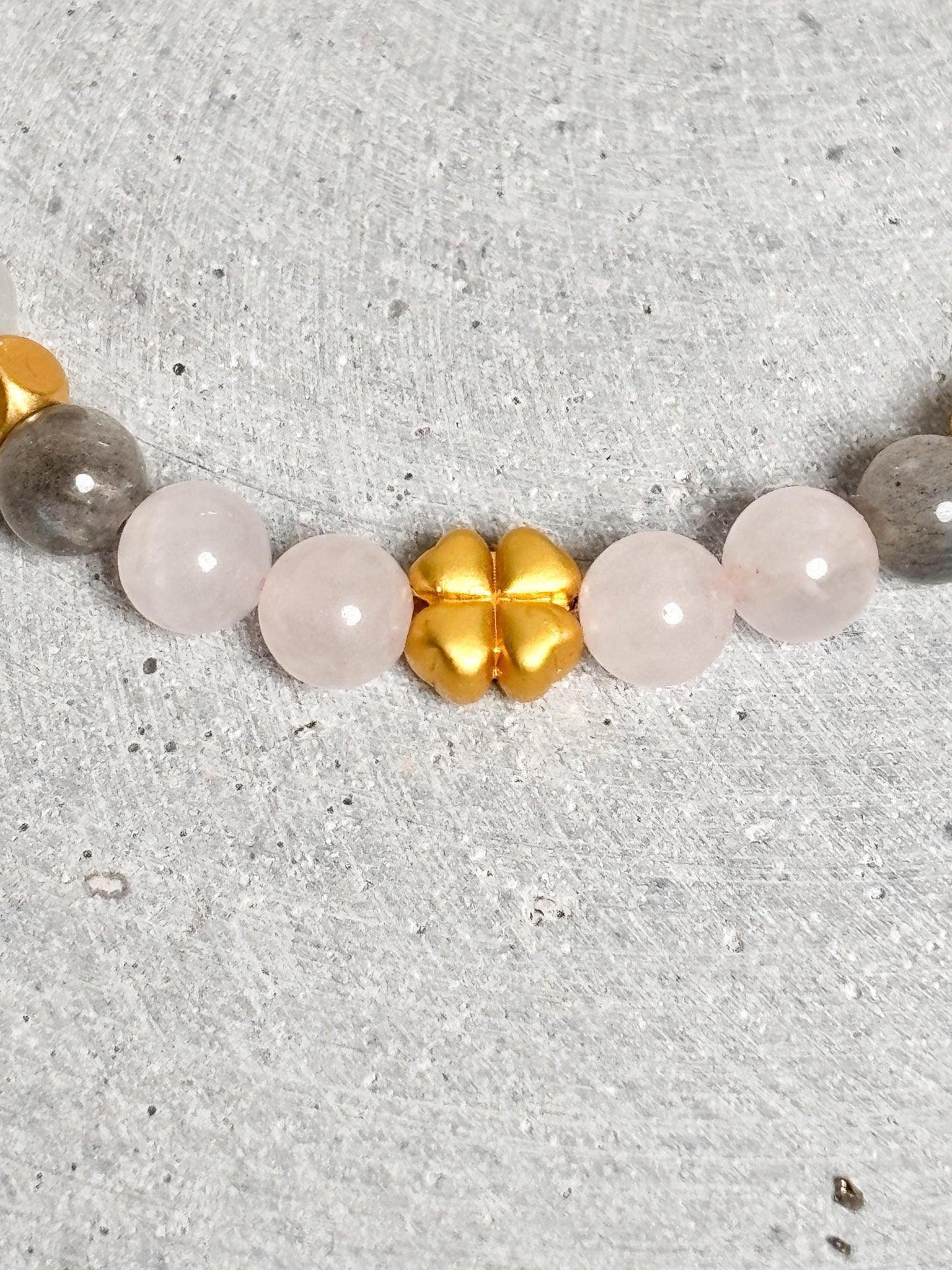 Elastisches Perlenarmband Rosenquarz, Labradorit & Mondstein Vergoldete Elemente | Edelstein Armband für Balance und Harmonie
