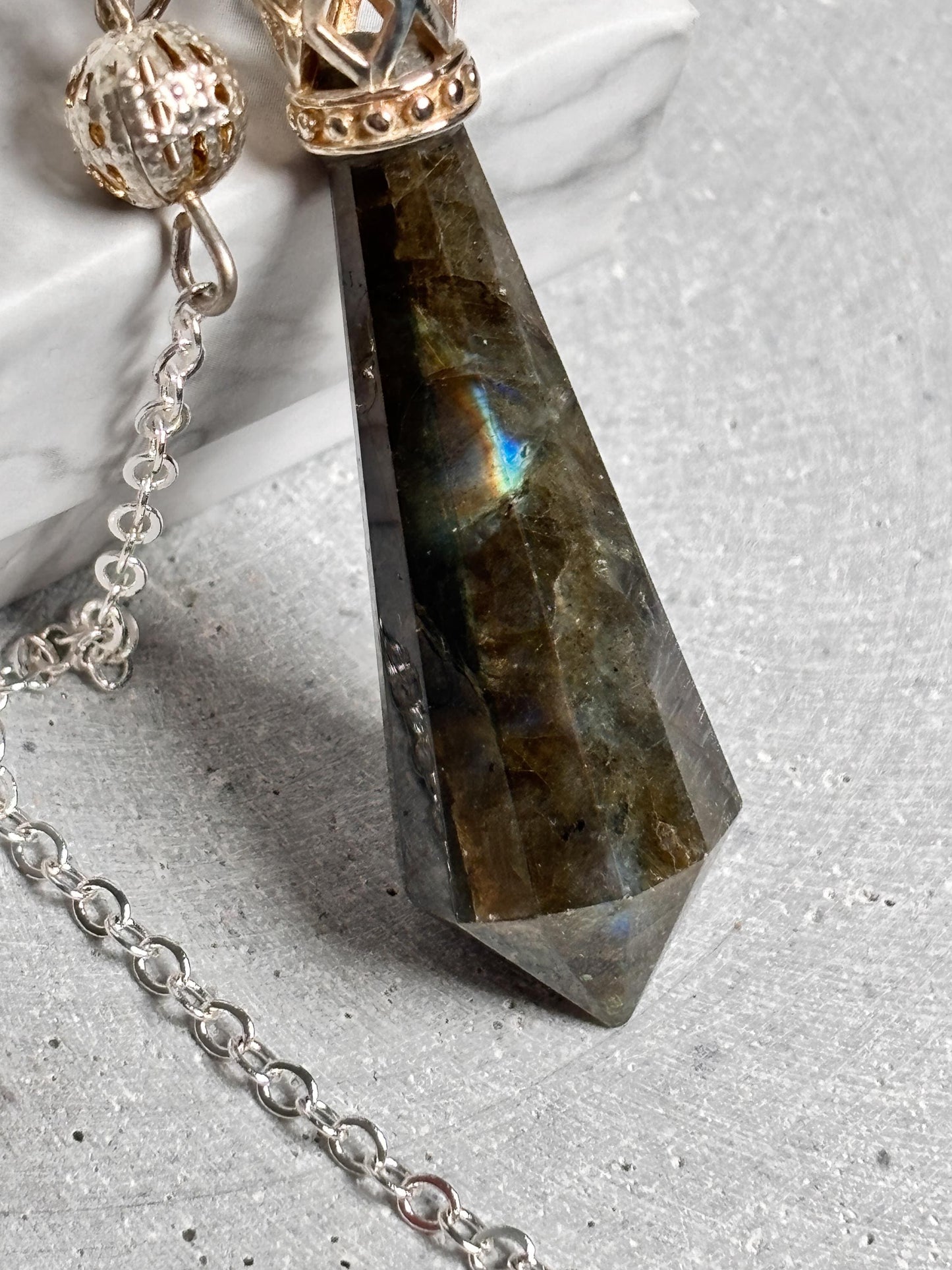 Labradorit Pendel mit Flash Antiker Look | Silberne Metallfassung | Spirituelles Werkzeug