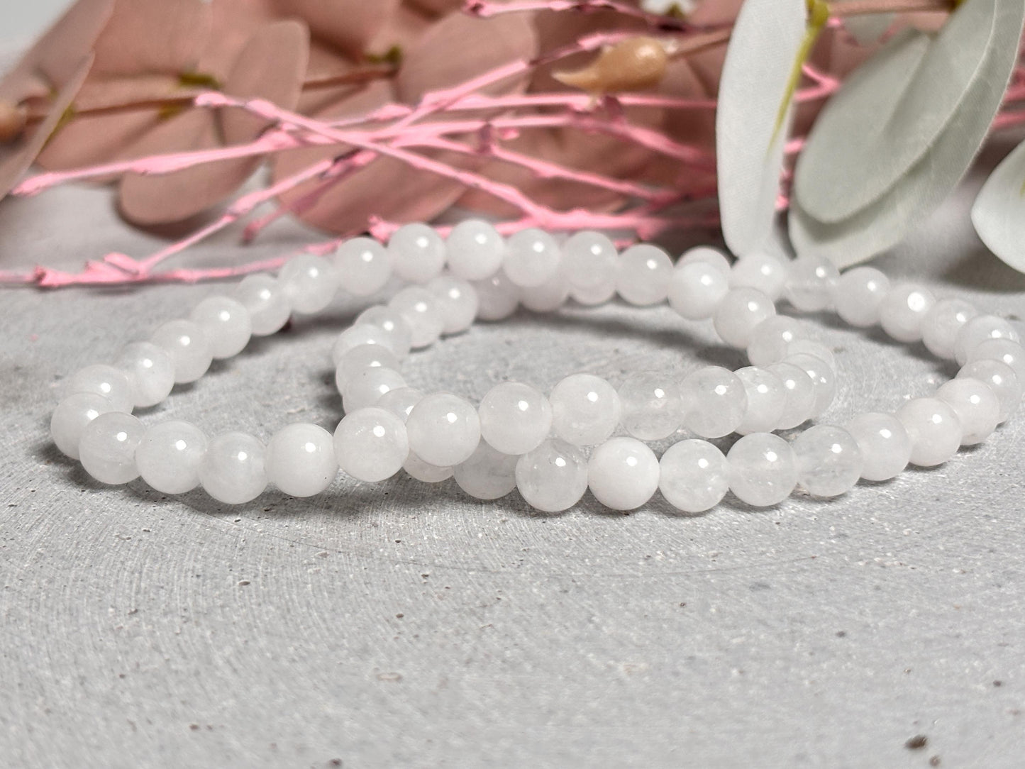 Elastisches Perlenarmband aus weißer Jade 6,6 mm Edelsteinarmband für Harmonie & Ausgleich