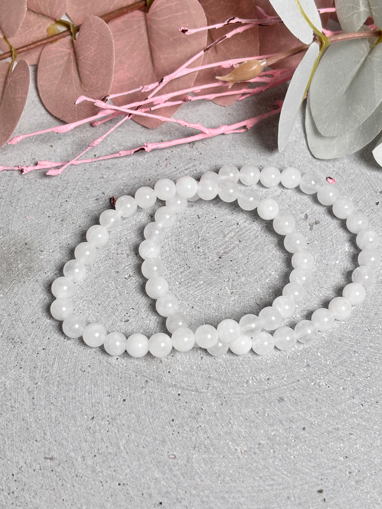 Elastisches Perlenarmband aus weißer Jade 6,6 mm Edelsteinarmband für Harmonie & Ausgleich