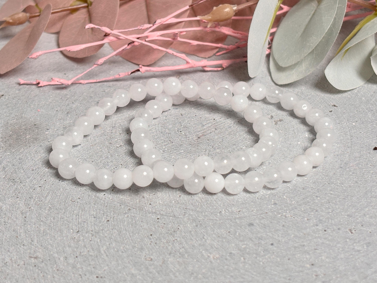 Elastisches Perlenarmband aus weißer Jade 6,6 mm Edelsteinarmband für Harmonie & Ausgleich