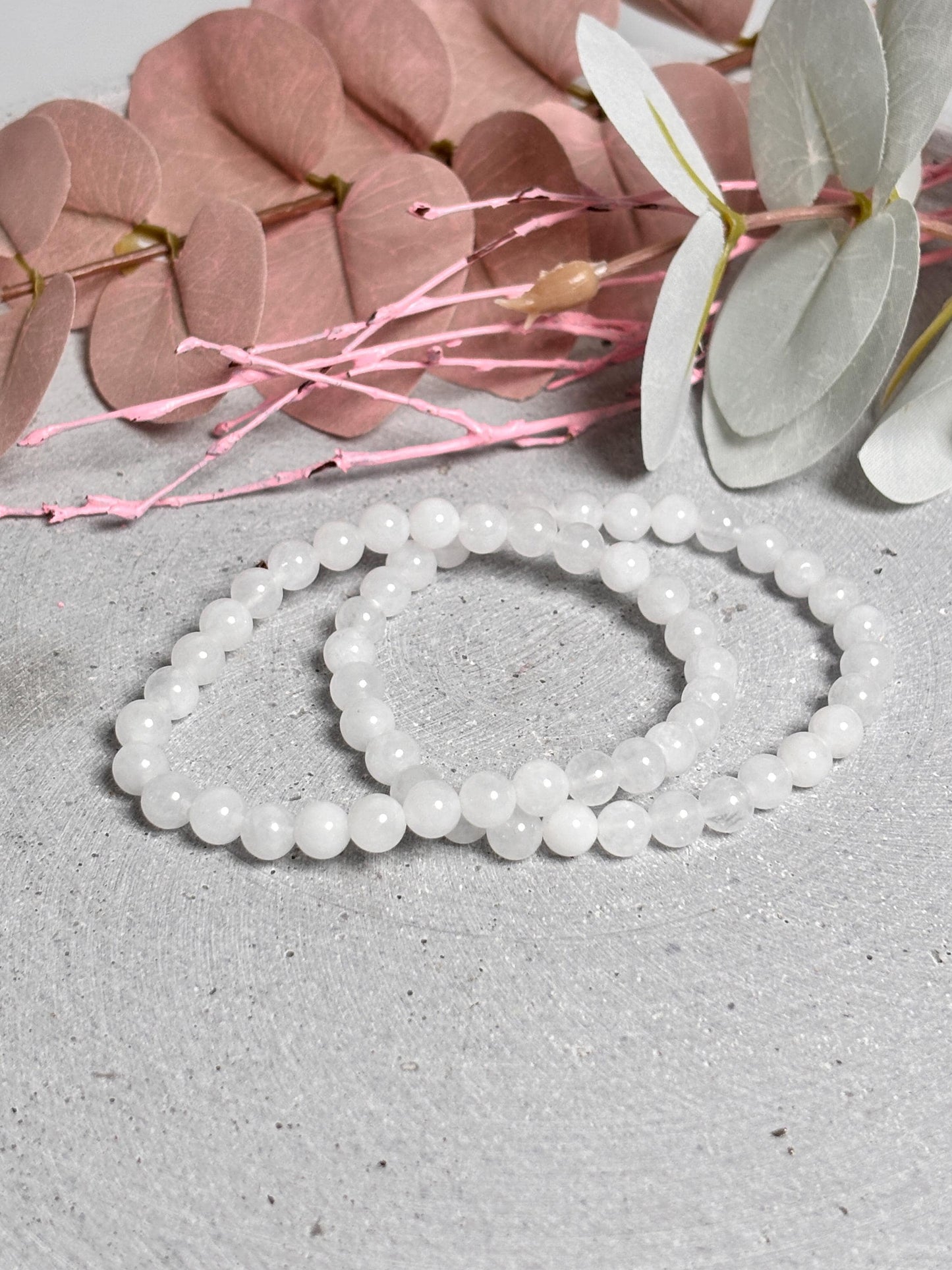 Elastisches Perlenarmband aus weißer Jade 6,6 mm Edelsteinarmband für Harmonie & Ausgleich