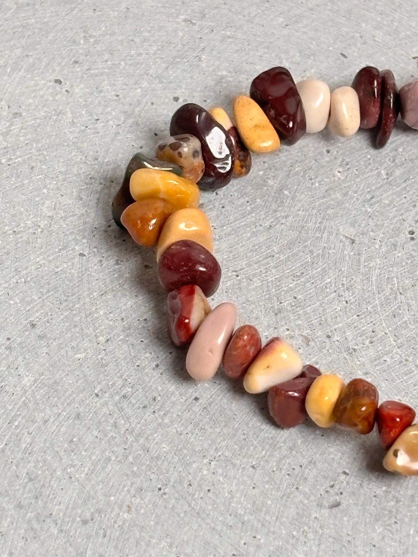 Mookaite Splitterarmband 6mm Elastisches Naturstein Armband 17,5cm Heilstein Schmuck, Boho Kristallarmband