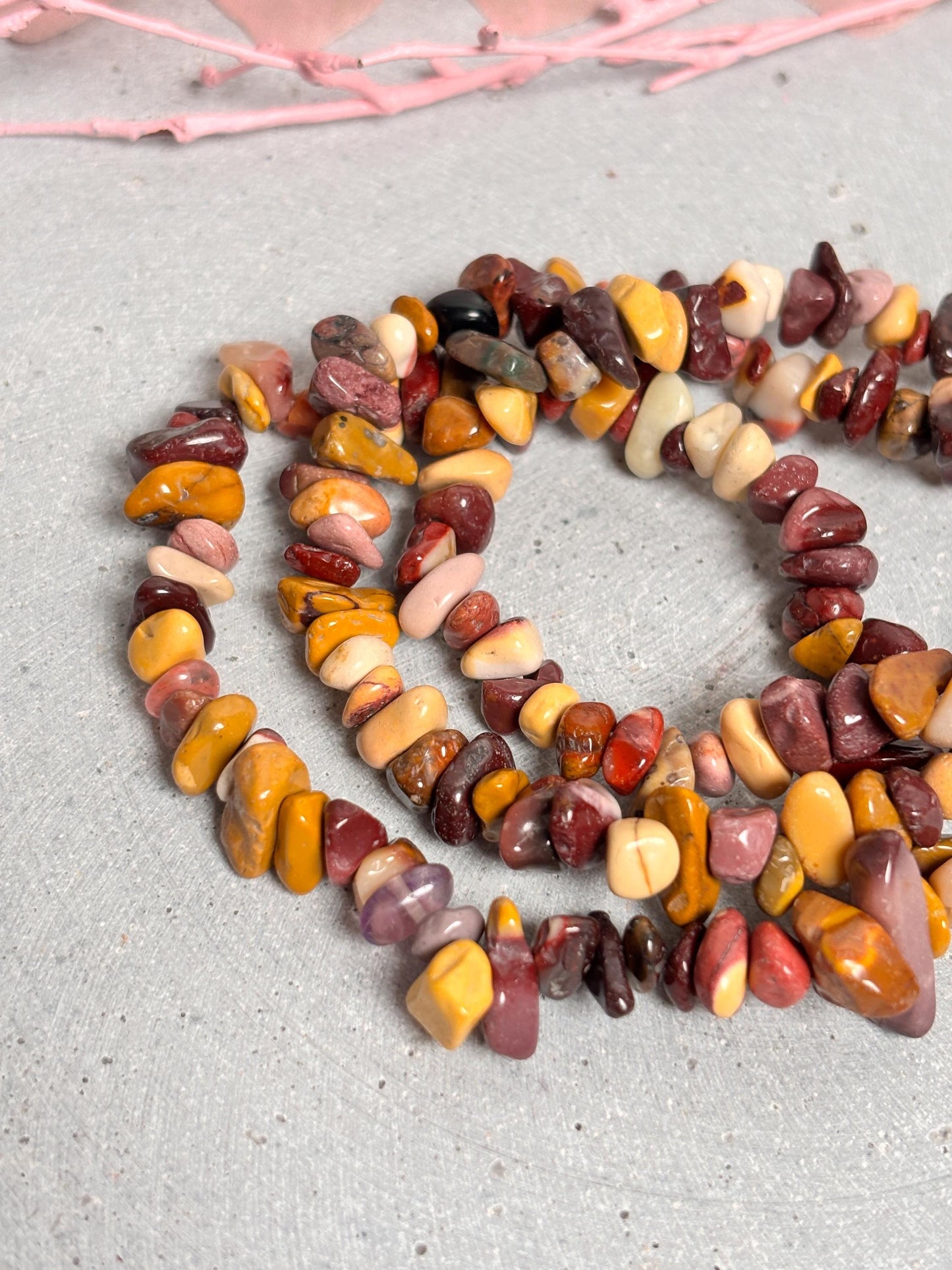 Mookaite Splitterarmband 6mm Elastisches Naturstein Armband 17,5cm Heilstein Schmuck, Boho Kristallarmband