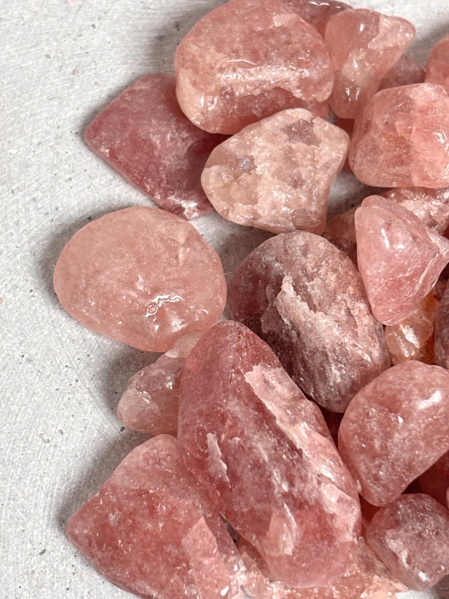 Erdbeerquarz Rohsteine Natürliche Kristalle zur Dekoration, Meditation & Energiearbeit
