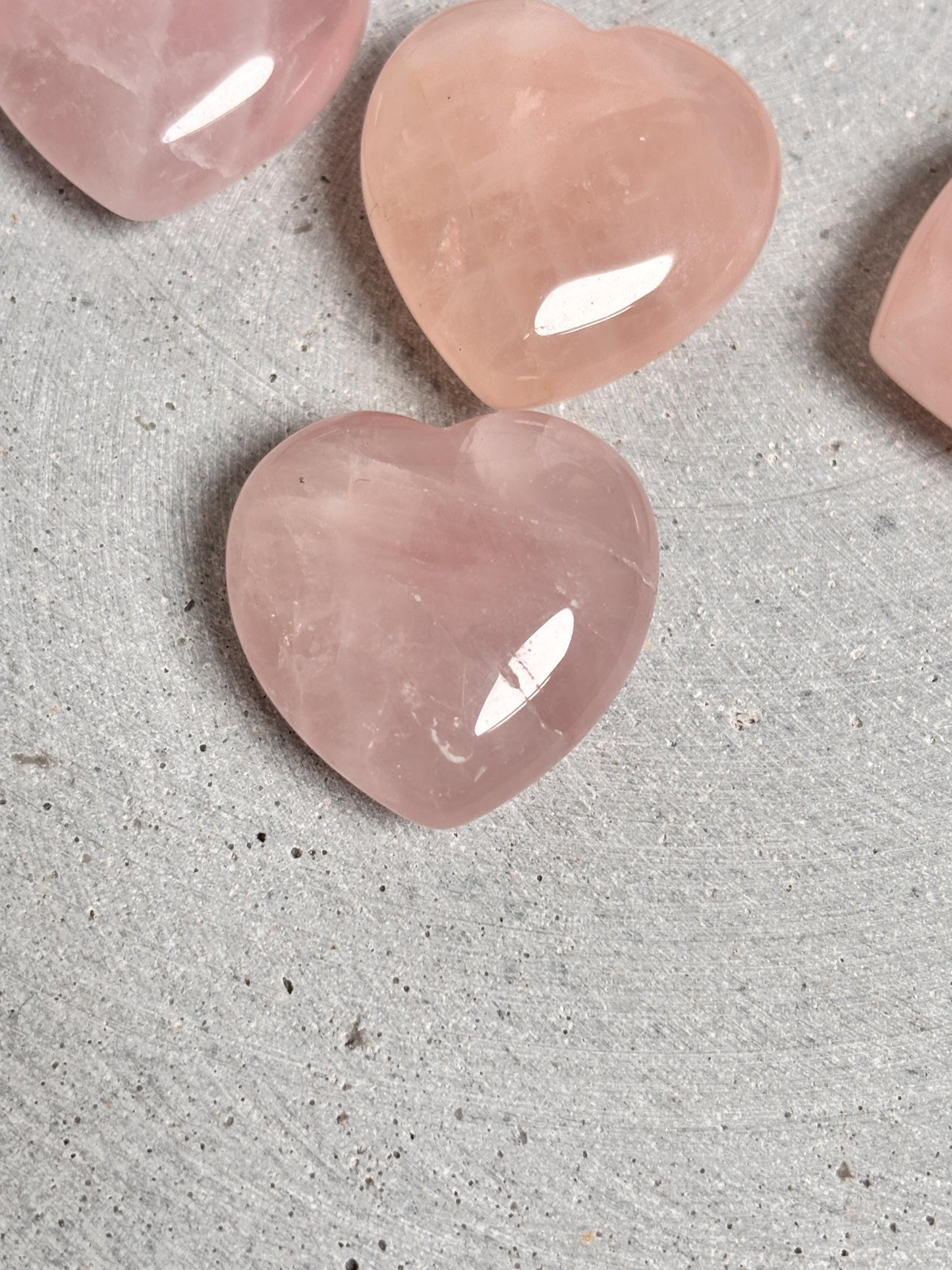 Kleine Rosenquarz Herzen Perfekt als Deko, Geschenk oder Glücksbringer für unterwegs