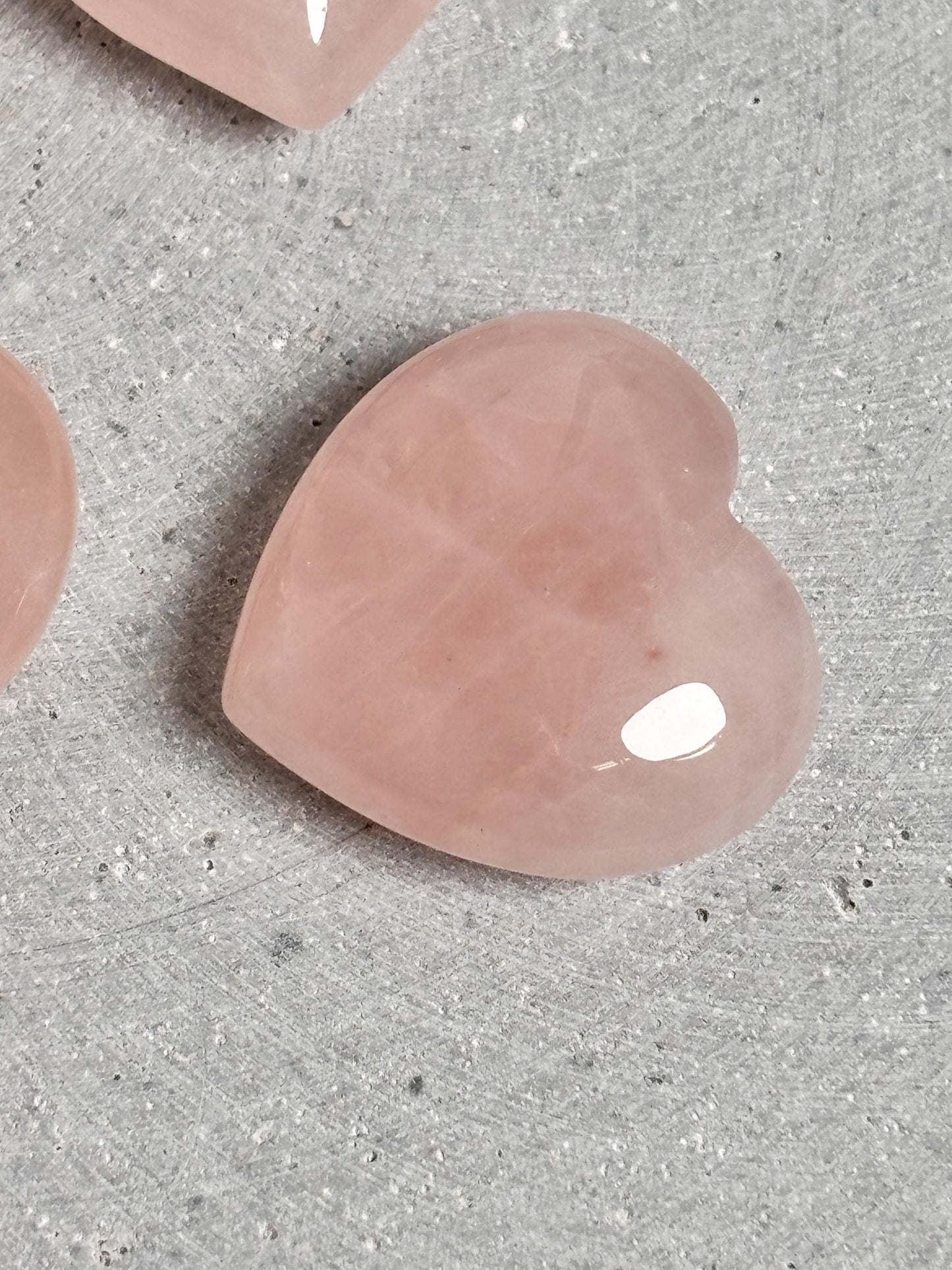 Kleine Rosenquarz Herzen Perfekt als Deko, Geschenk oder Glücksbringer für unterwegs